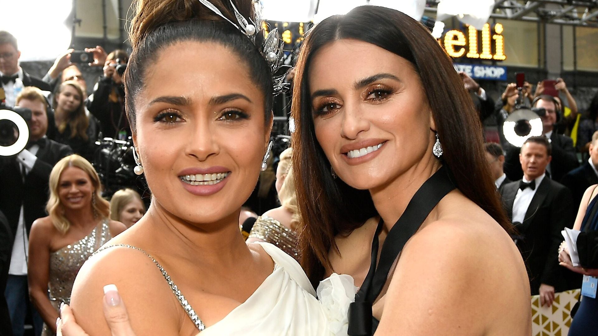 Salma Hayek y Penélope Cruz se reencuentran cariñosamente en los Oscar