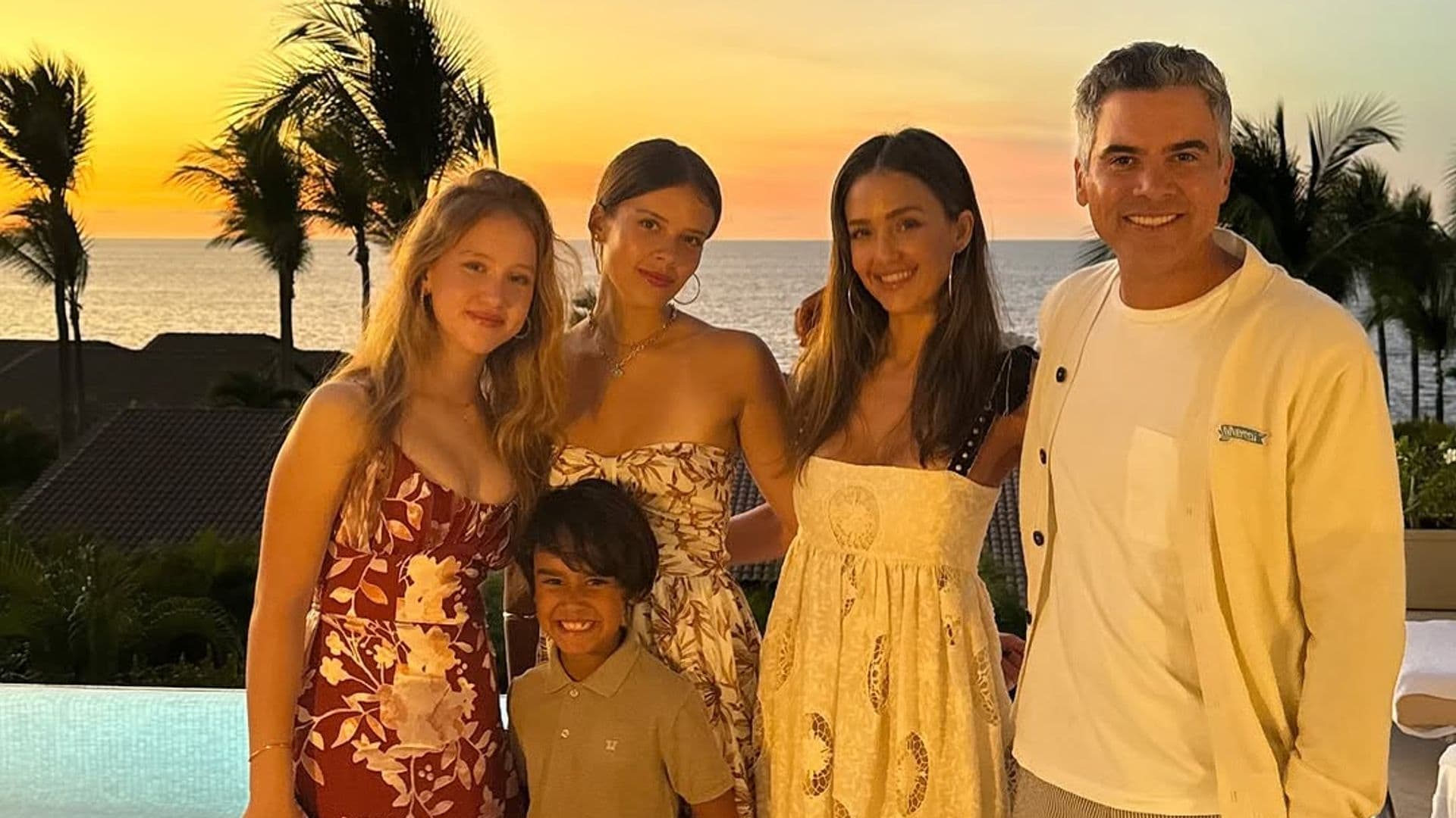 Las imágenes del viaje de Jessica Alba con su familia que demuestran el gran cambio de sus hijos