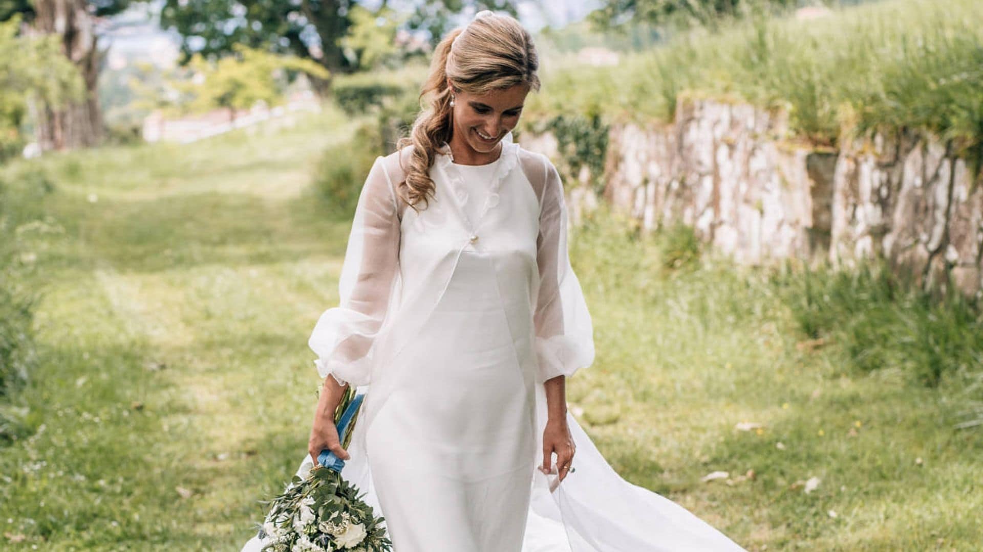 Carla, la novia del vestido desmontable con detalles de organza que se casó en Asturias con su primer amor