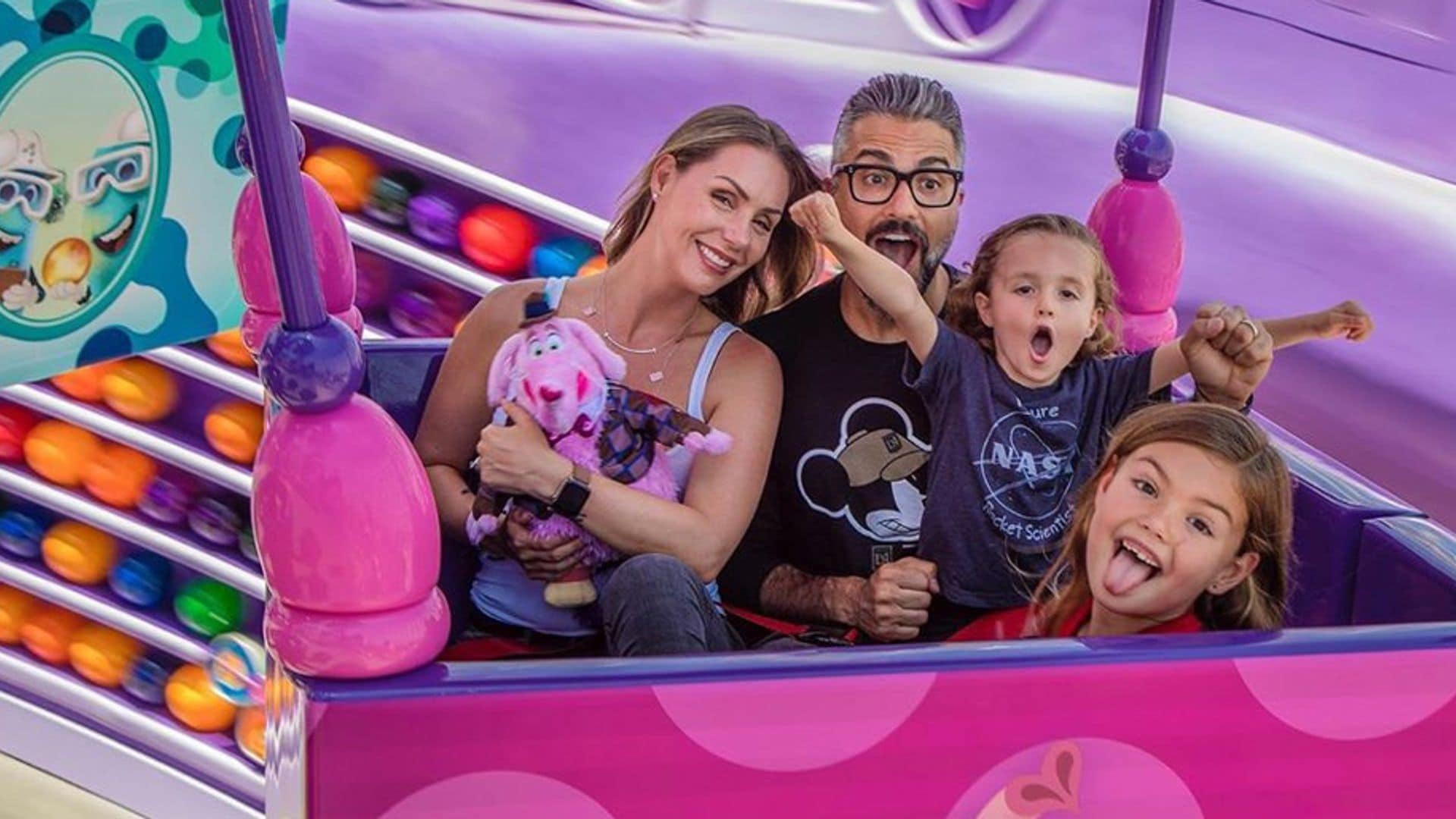 Jaime Camil pasa unas mágicas vacaciones con su familia en Disneyland