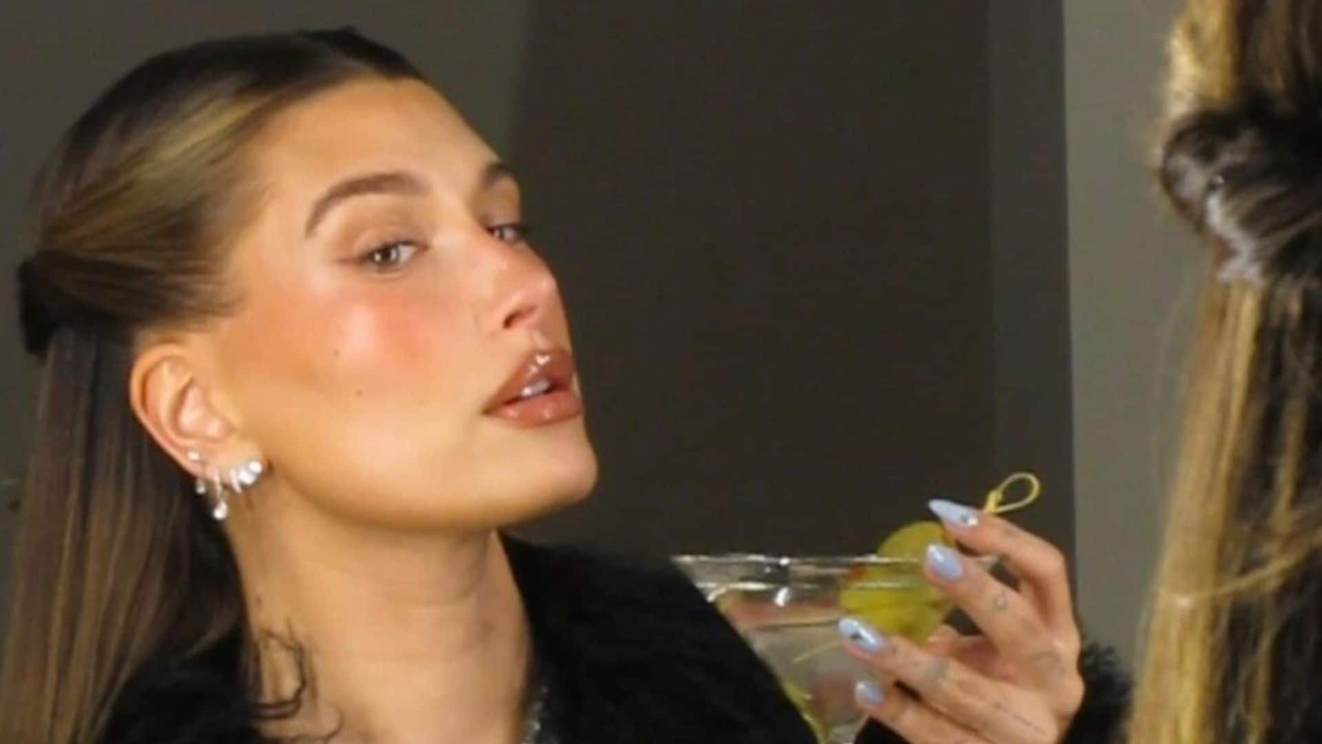 Prepara un martini al estilo de Hailey Bieber para este fin de año