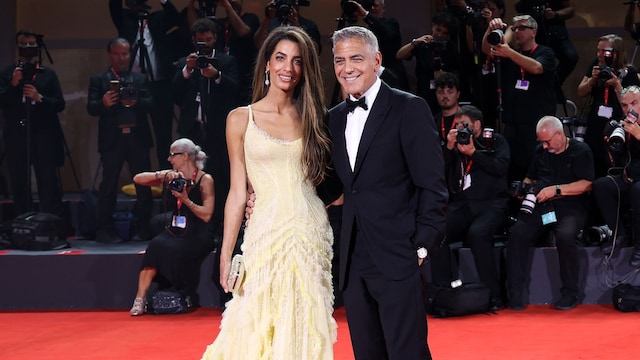 Amal Clooney y George Clooney asisten a la alfombra roja de «Wolfs» durante el 81º Festival Internacional de Cine de Venecia el 01 de septiembre de 2024 en Venecia, Italia.