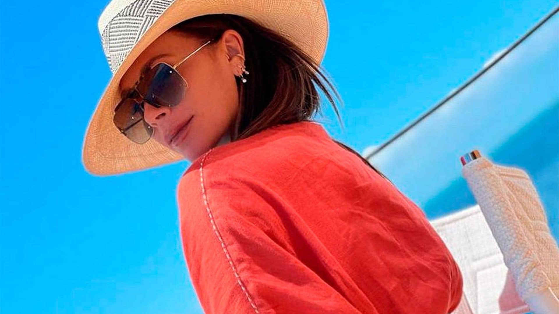 El posado de Victoria Beckham con el look que veremos de Miami a Marbella