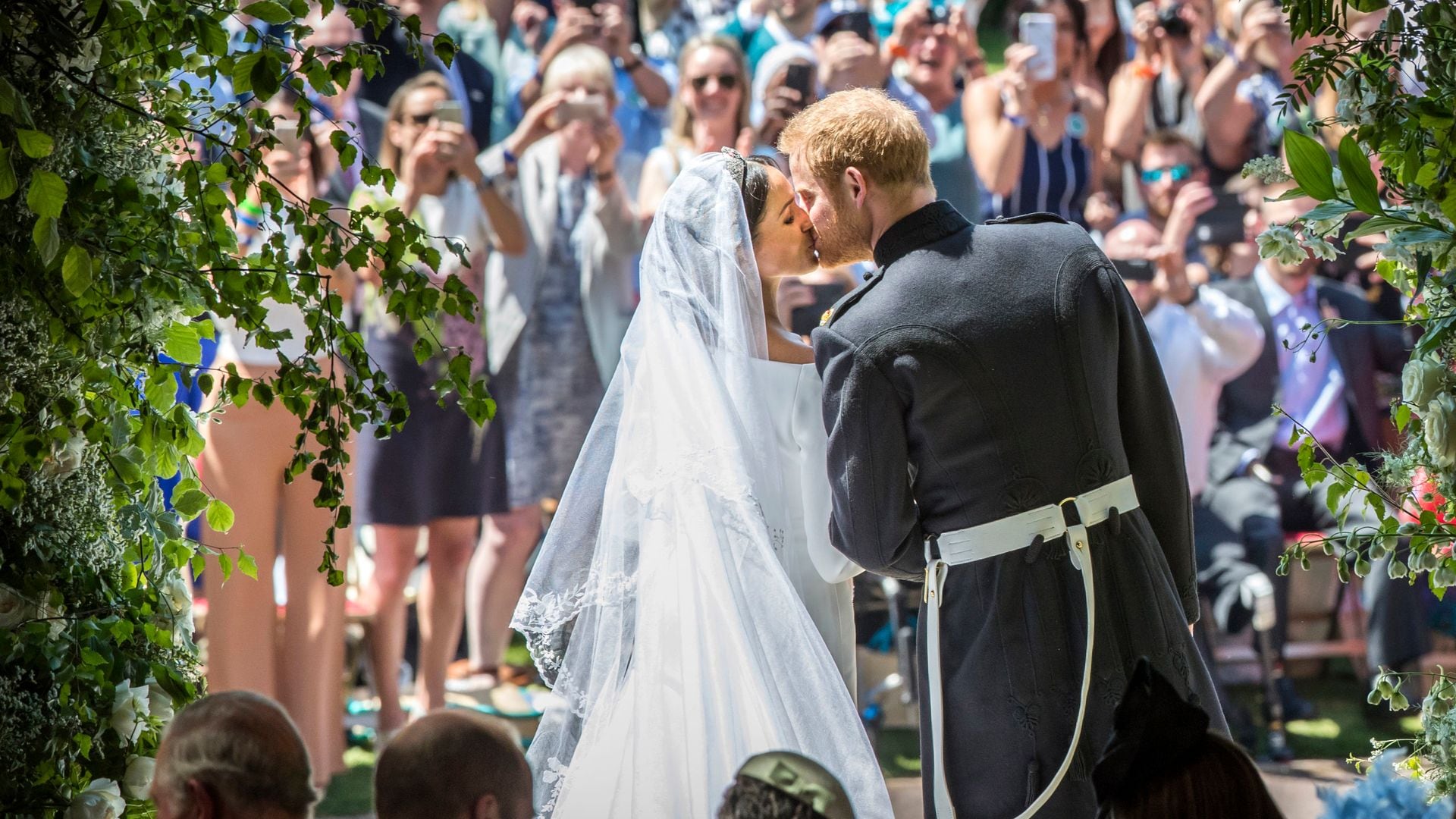 Los besos más románticos de las 'royals' en sus bodas