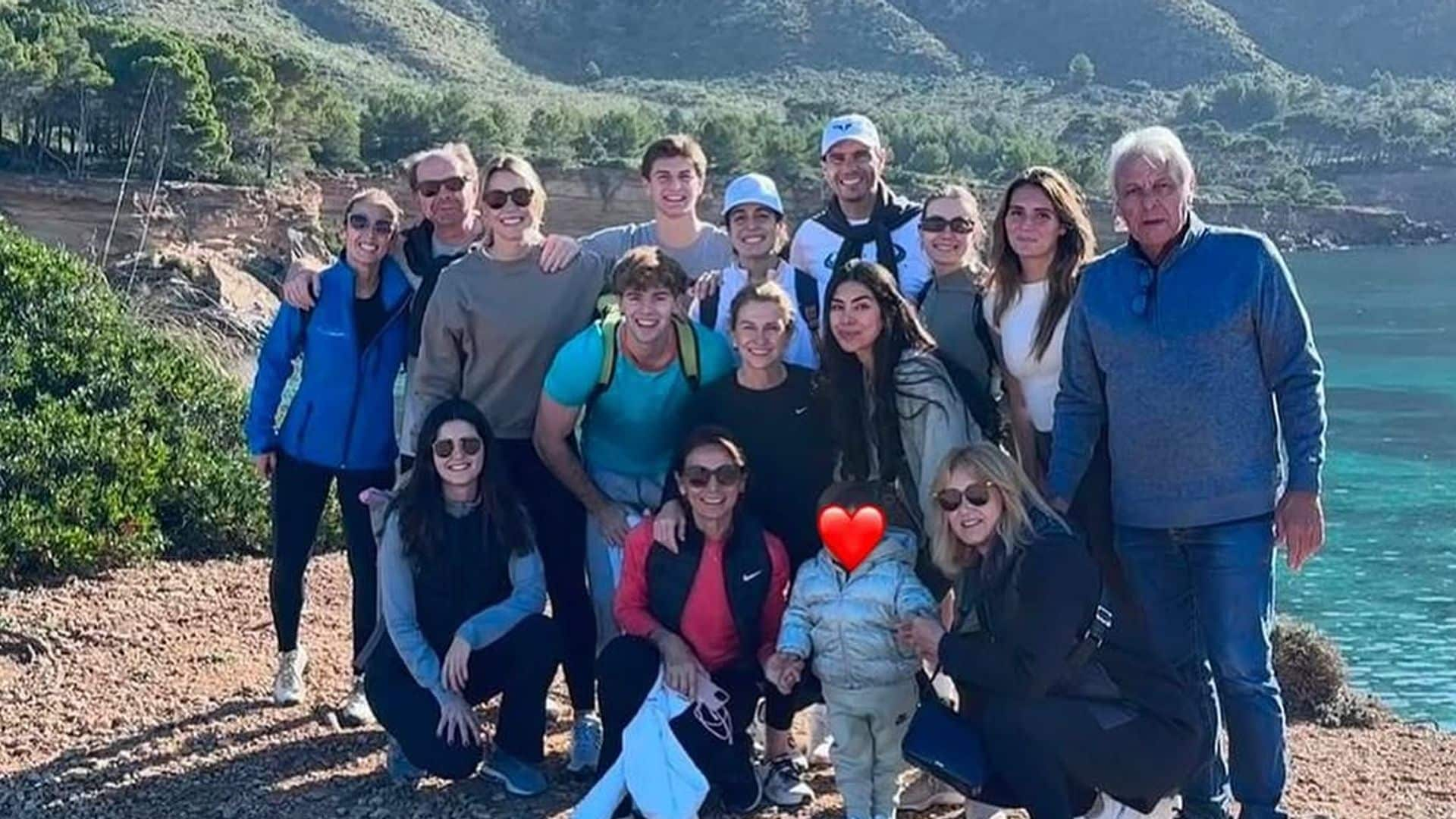 Rafa Nadal posa con su familia al completo en Mallorca