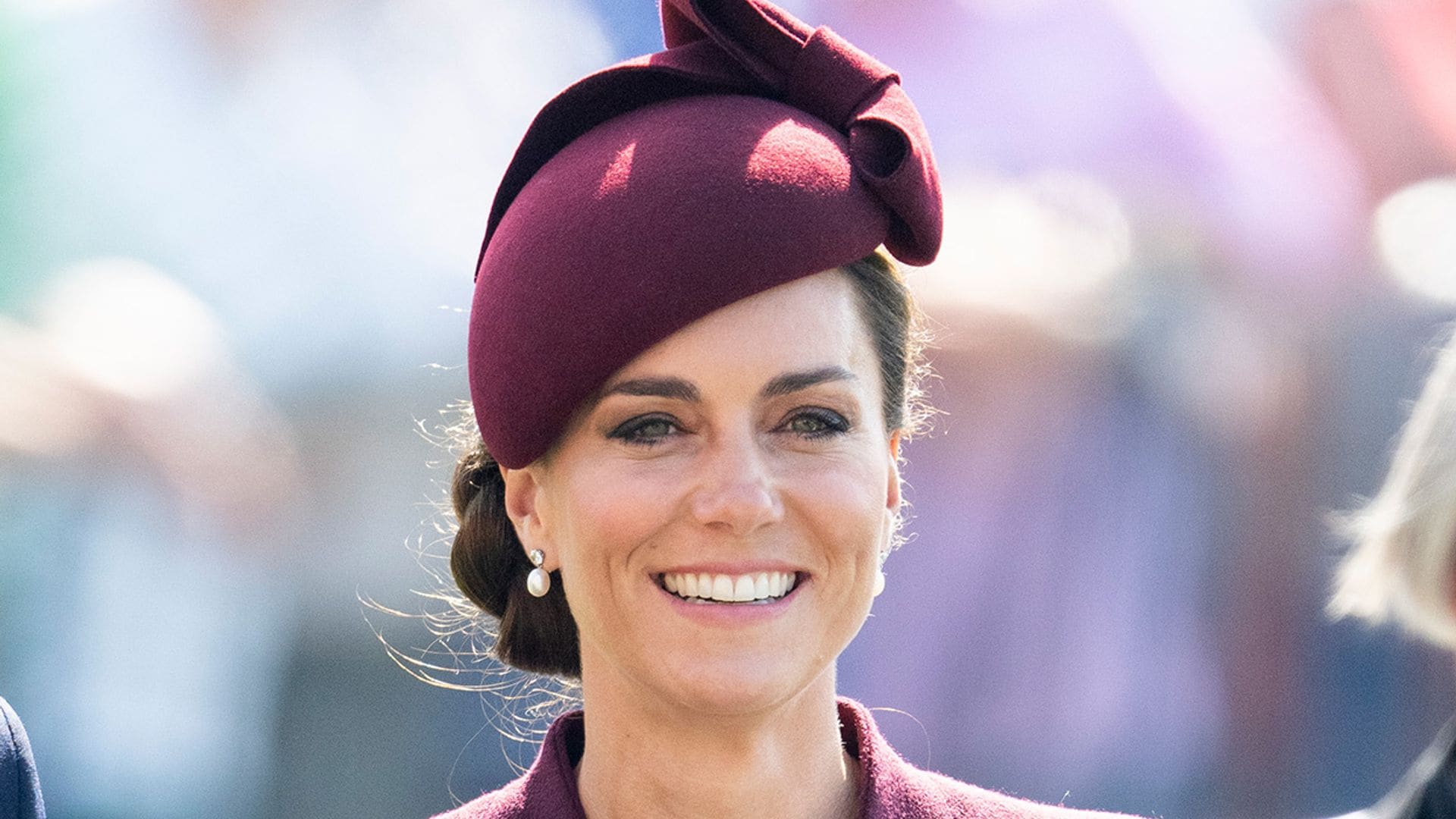 Kate Middleton recupera su fórmula de estilo favorita: un vestido-abrigo burdeos y tocado a juego