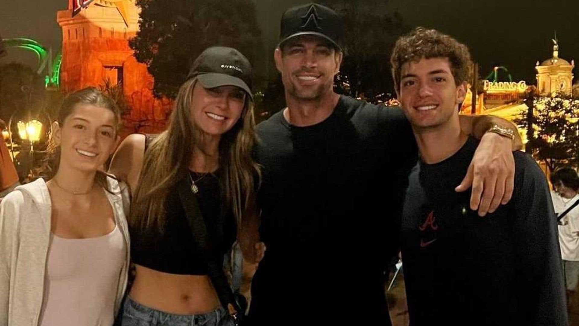 William Levy y Elizabeth Gutiérrez se divierten con sus hijos en un parque de diversiones