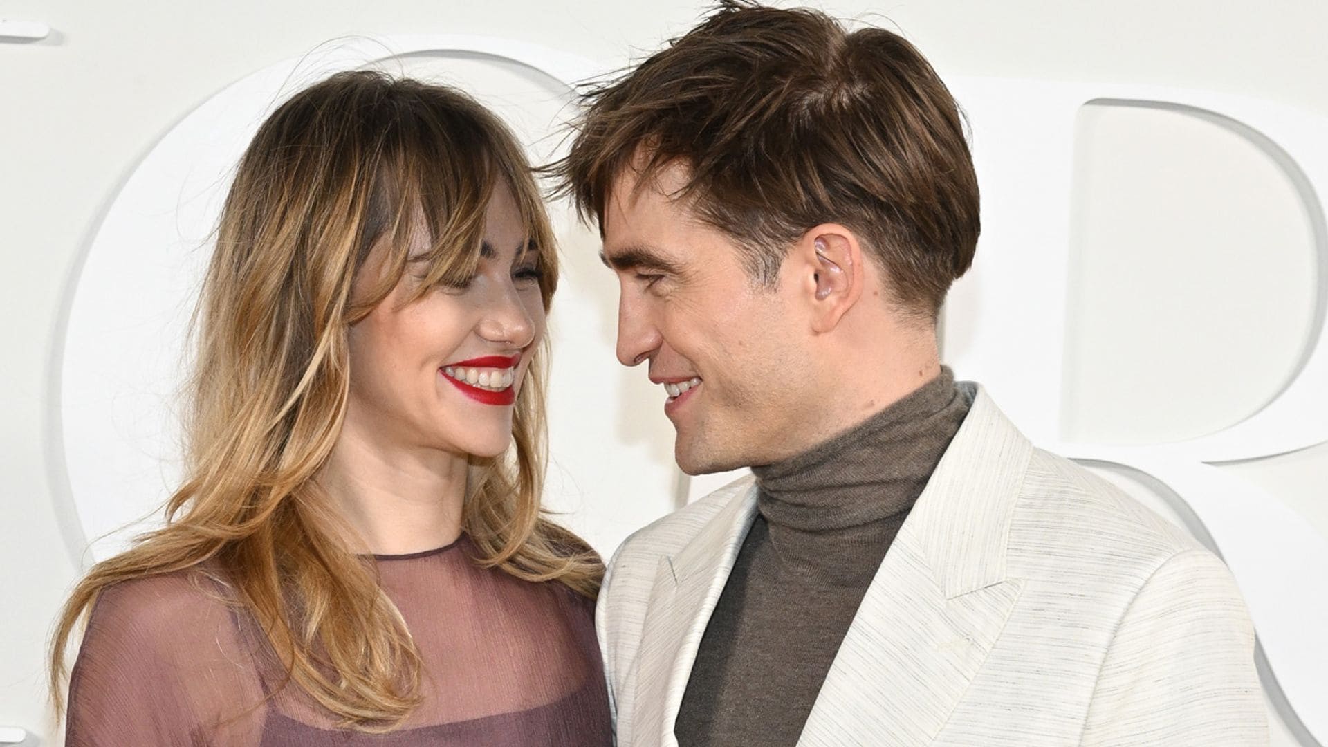 Robert Pattinson y Suki Waterhouse debutan como pareja en público tras cuatro años de relación