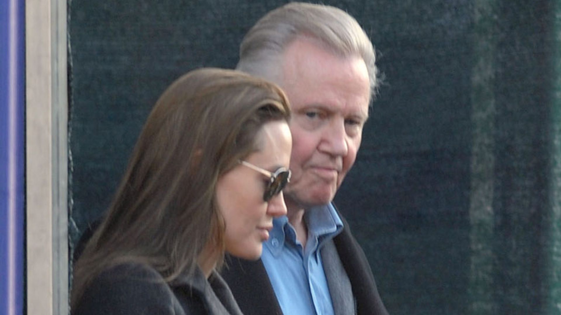 Jon Voight, en paz con su hija, Angelina Jolie, se va de cena con ella y sus nietos