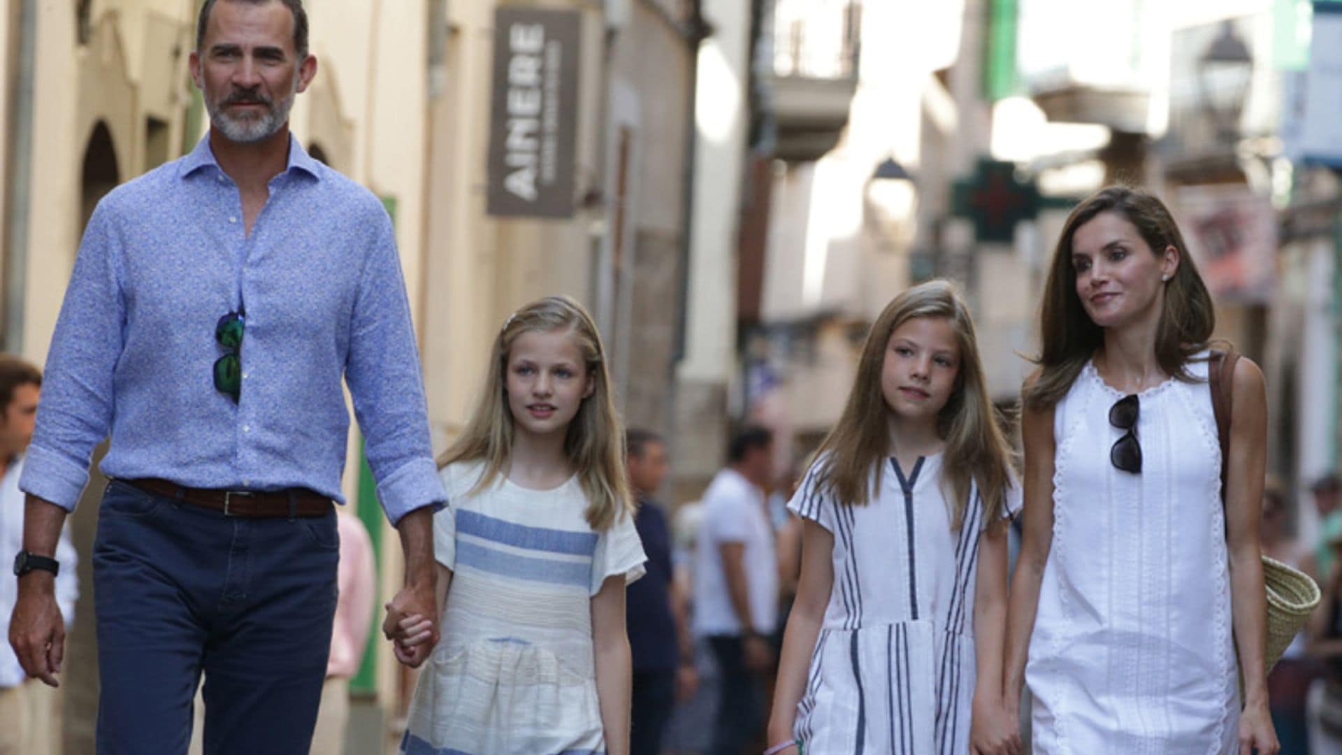 Comienzan las vacaciones reales: don Felipe, doña Letizia y sus hijas ya están en Palma de Mallorca