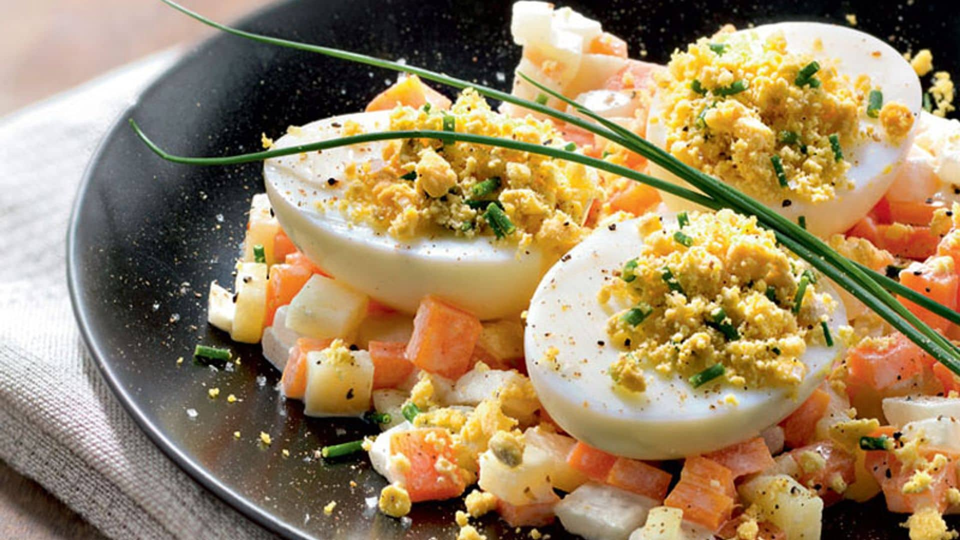 Huevos rellenos con ensalada hortelana