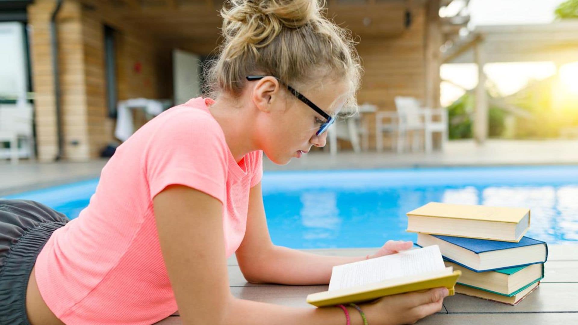 12 libros juveniles para llevar a la playa este verano