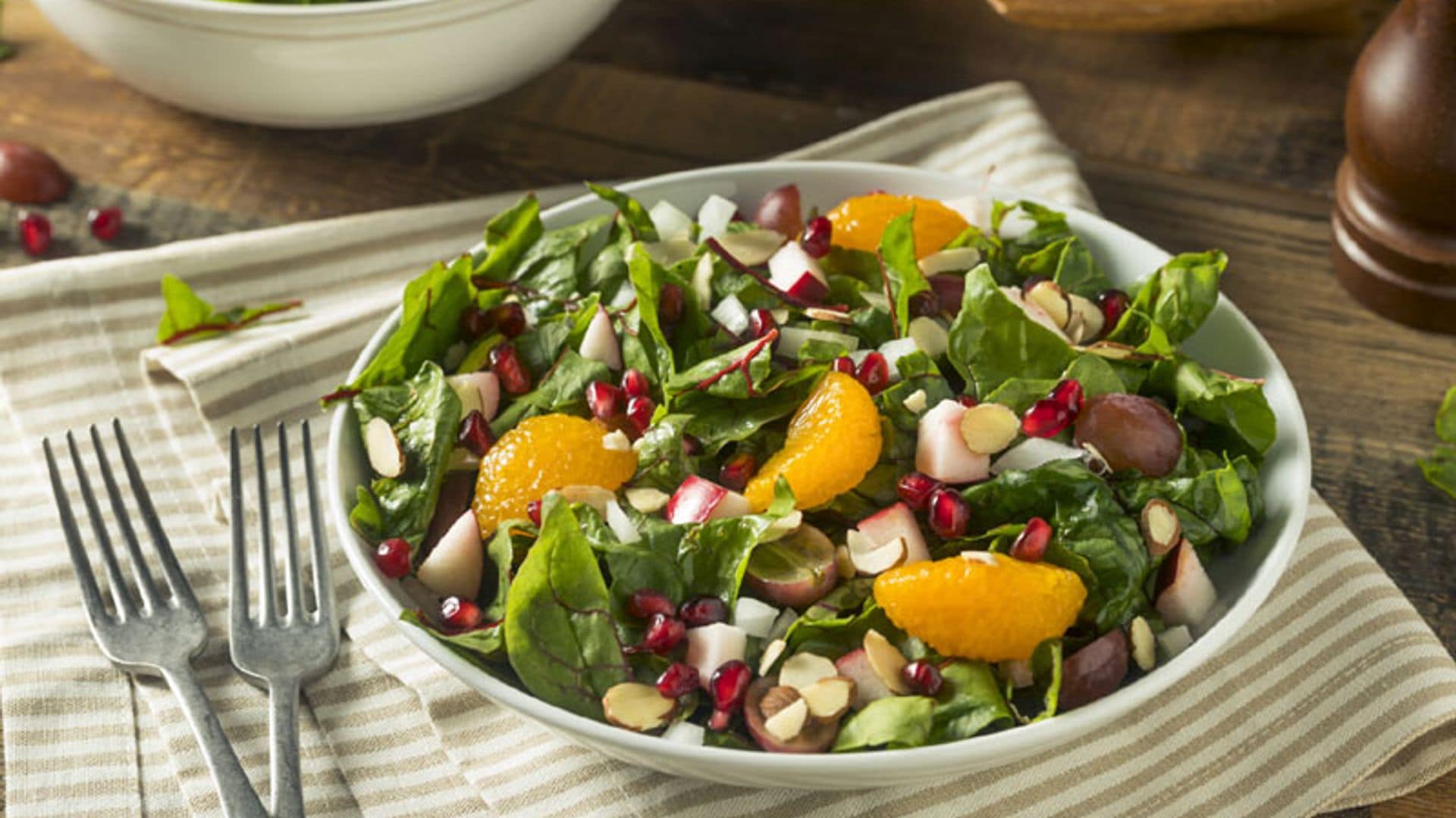 Ensalada de acelgas con almendras, naranja y manzana