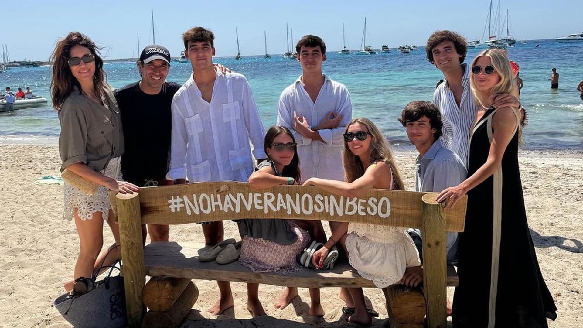 Raúl González abre el álbum de su verano más viajero junto a su mujer y sus cinco hijos: de Ibiza a Noruega