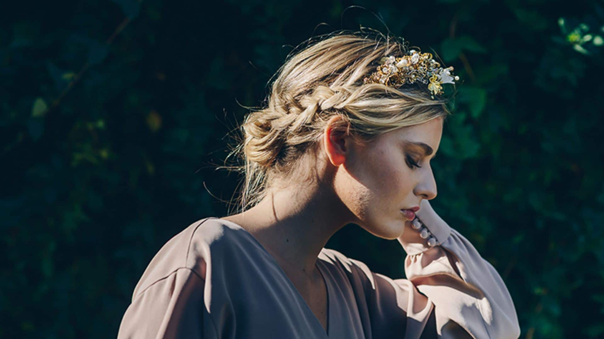 Los peinados de novia que más favorecen si vas a llevar una corona de flores son estos