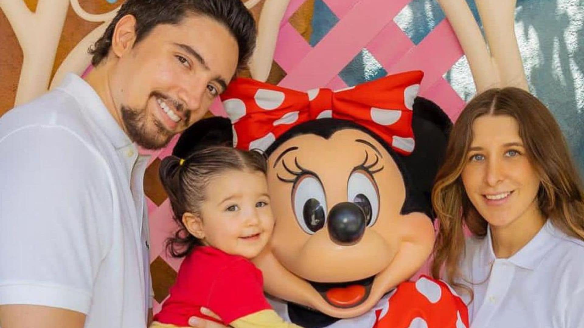 Alex Fernández celebra el cumpleaños de su esposa con un viaje a Disney