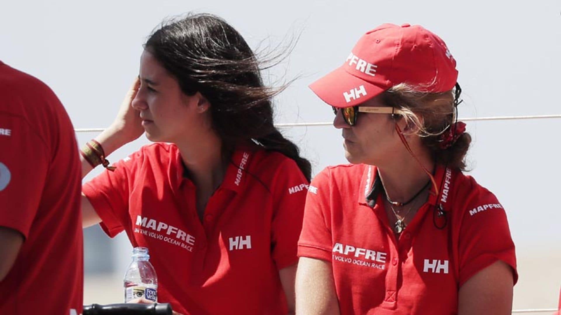 El rey Felipe y la infanta Elena, con su hija Victoria, viven la emoción de las regatas