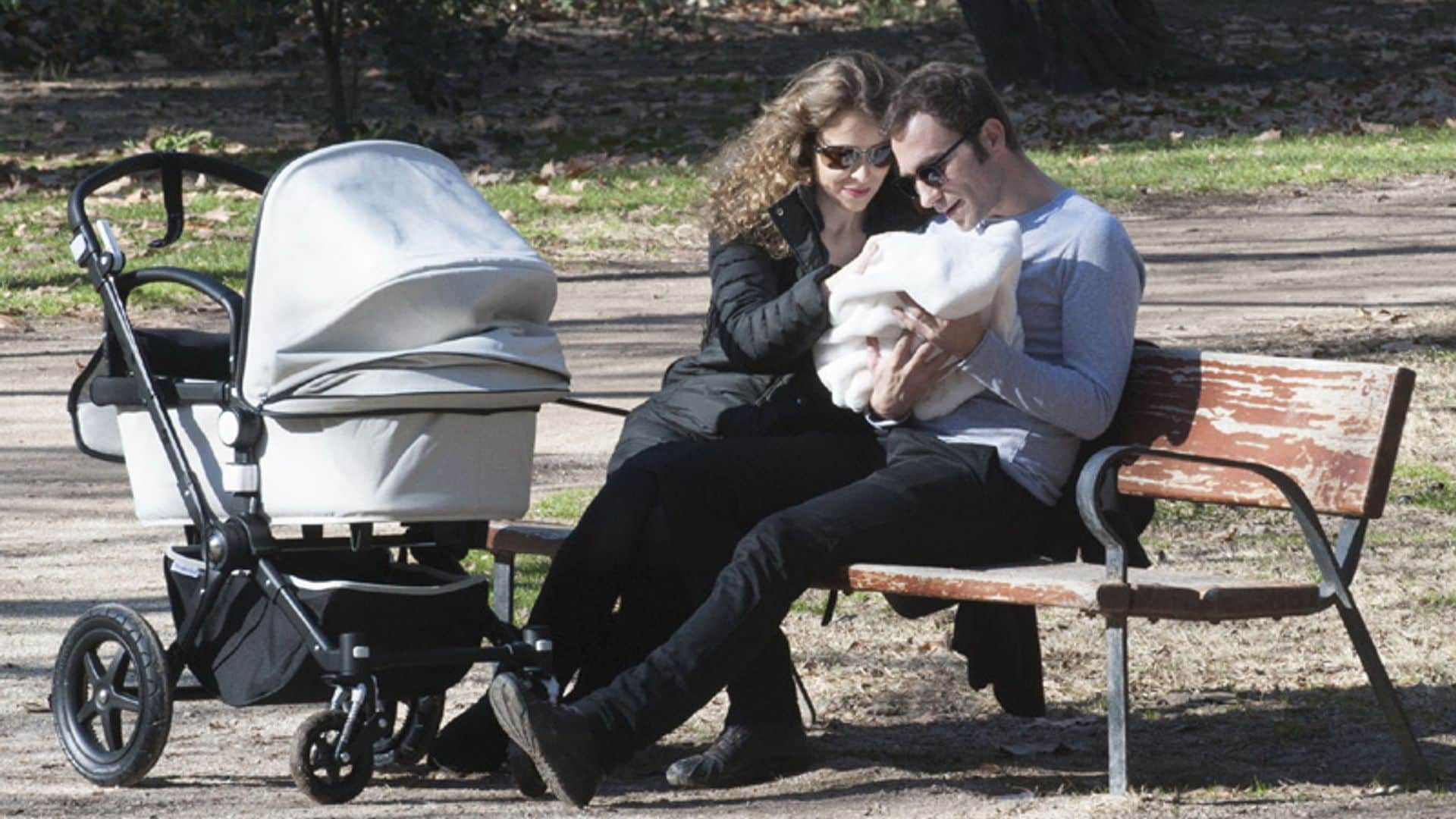 El primer paseo de Silvia Abascal y Xabier Murua con su pequeña Leona