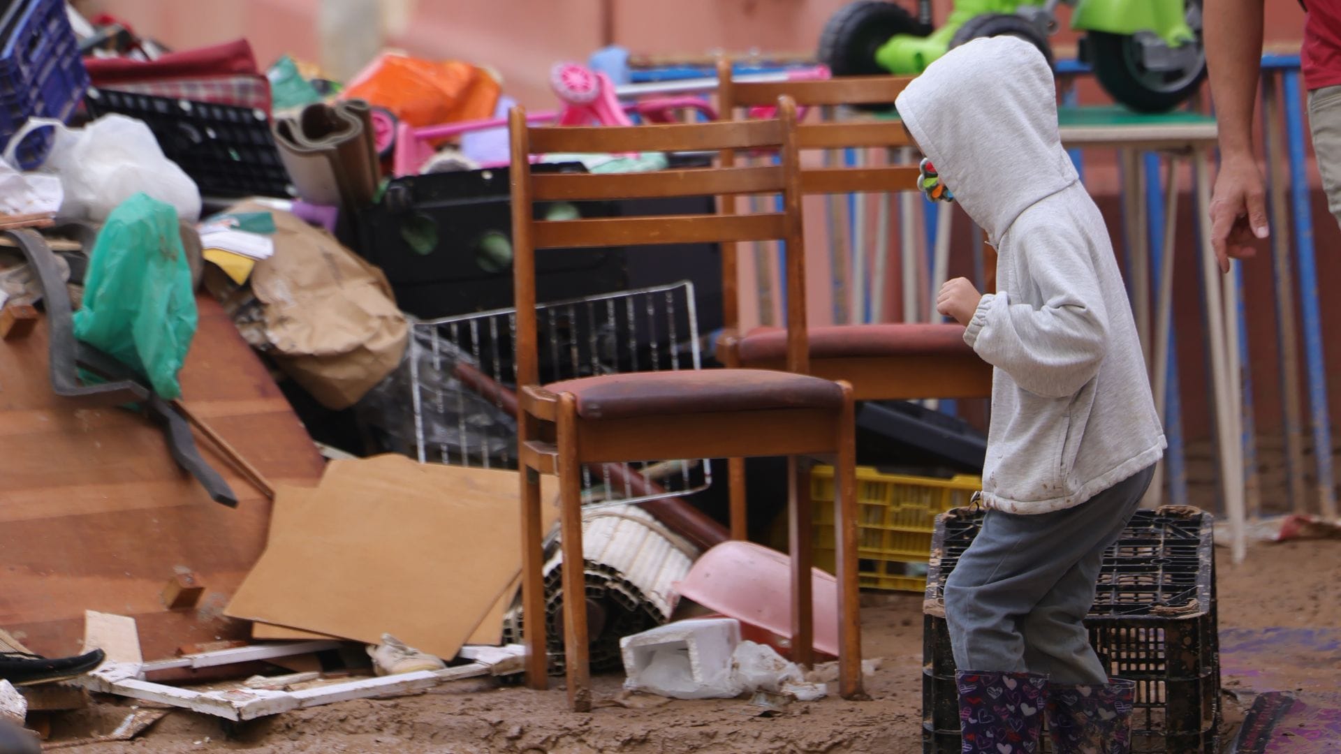 Las lágrimas del pequeño Juan, de seis años, al ver su colegio destrozado por la DANA