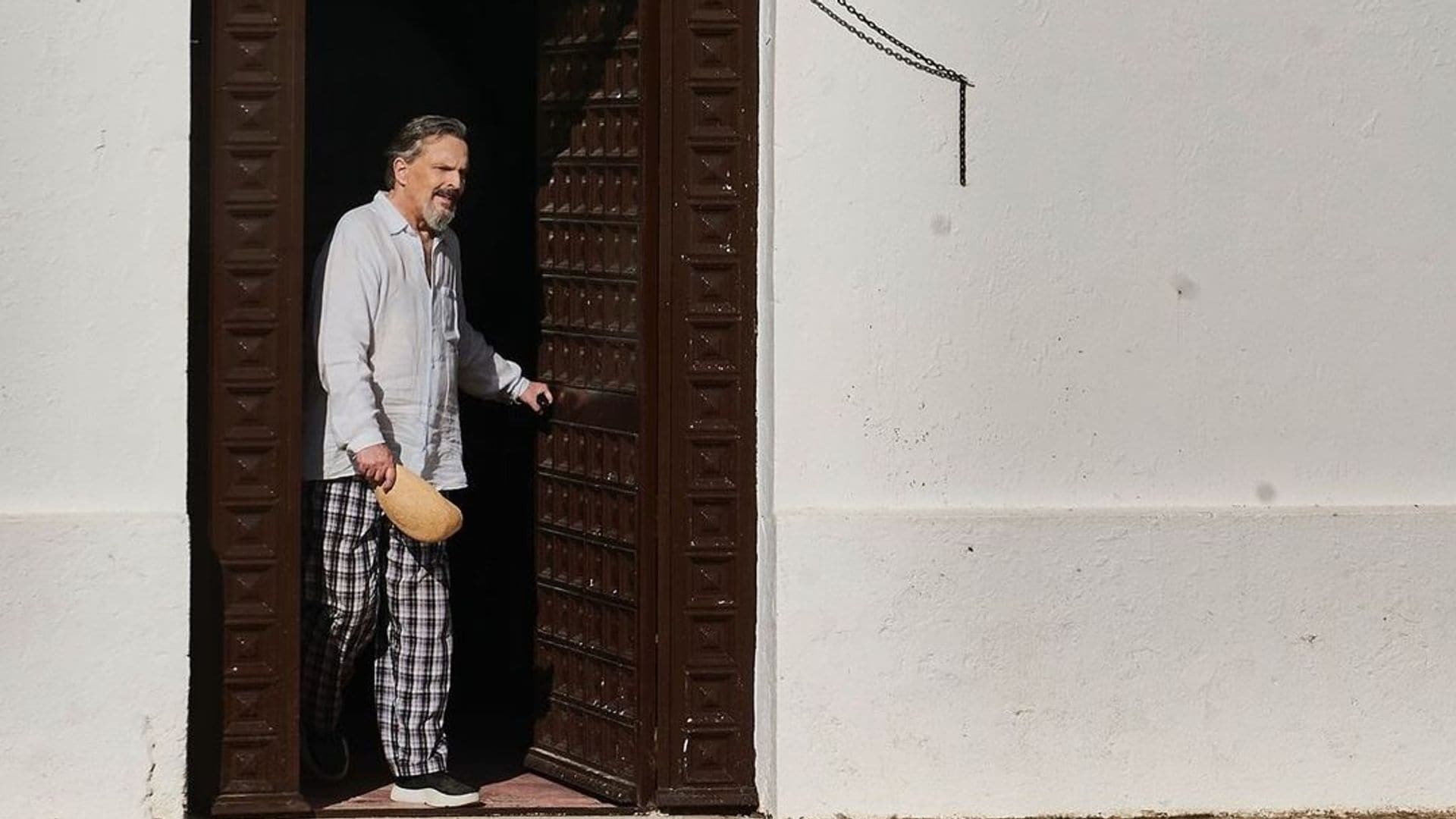 El tour de Miguel Bosé por Villa Paz, una casa llena de historia y recuerdos familiares en Cuenca