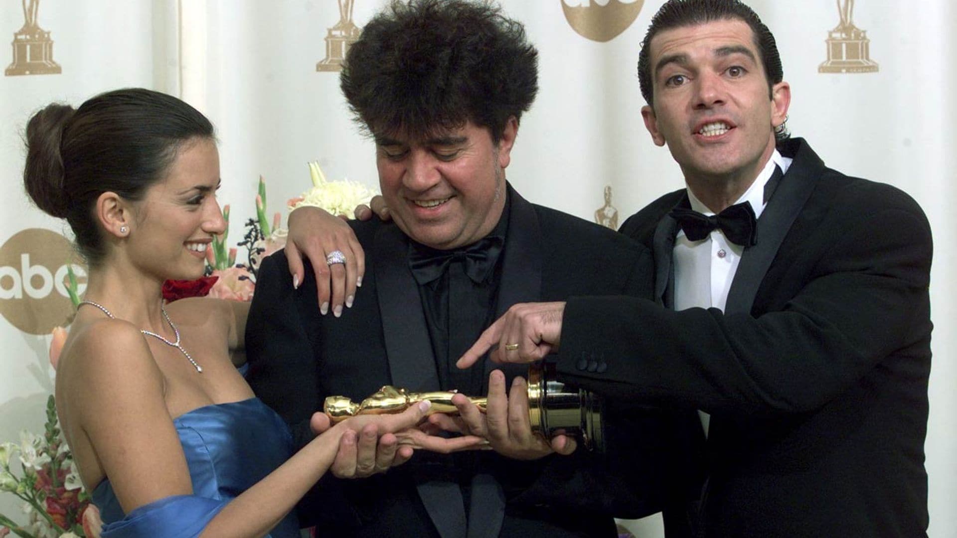 Penélope Cruz, Antonio Banderas y Pedro Almodóvar, el 'momentazo' en los Oscar que no se repitió veinte años después