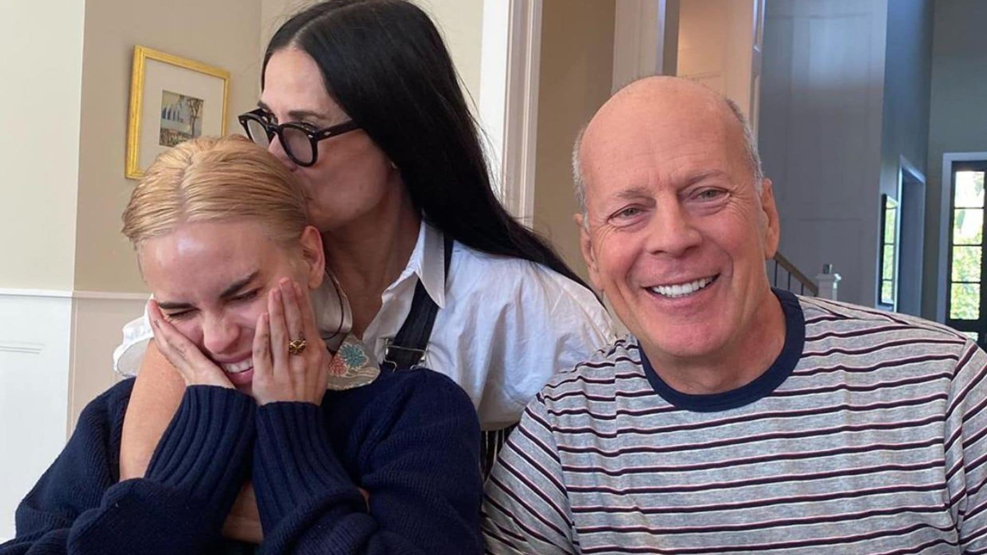 Bruce Willis le corta el pelo a su hija, al estilo teniente O'Neil, y el resultado es impresionante