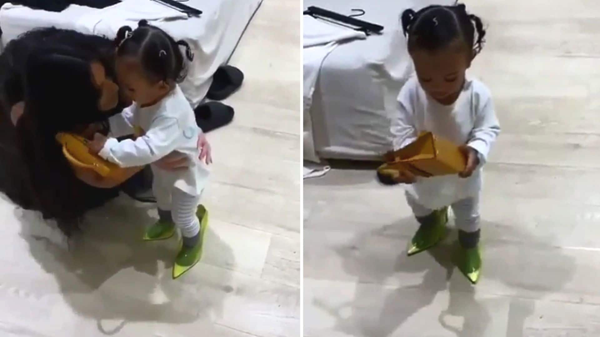 La hija de un año de Kim Kardashian 'desfila' con stilettos y un bolso de más de $17,000