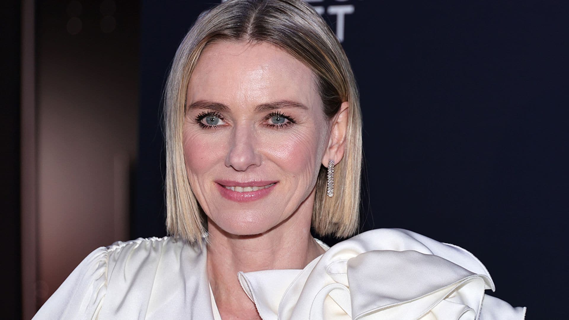 A los 53 años, Naomi Watts luce como nadie el corte preferido de la generación Z