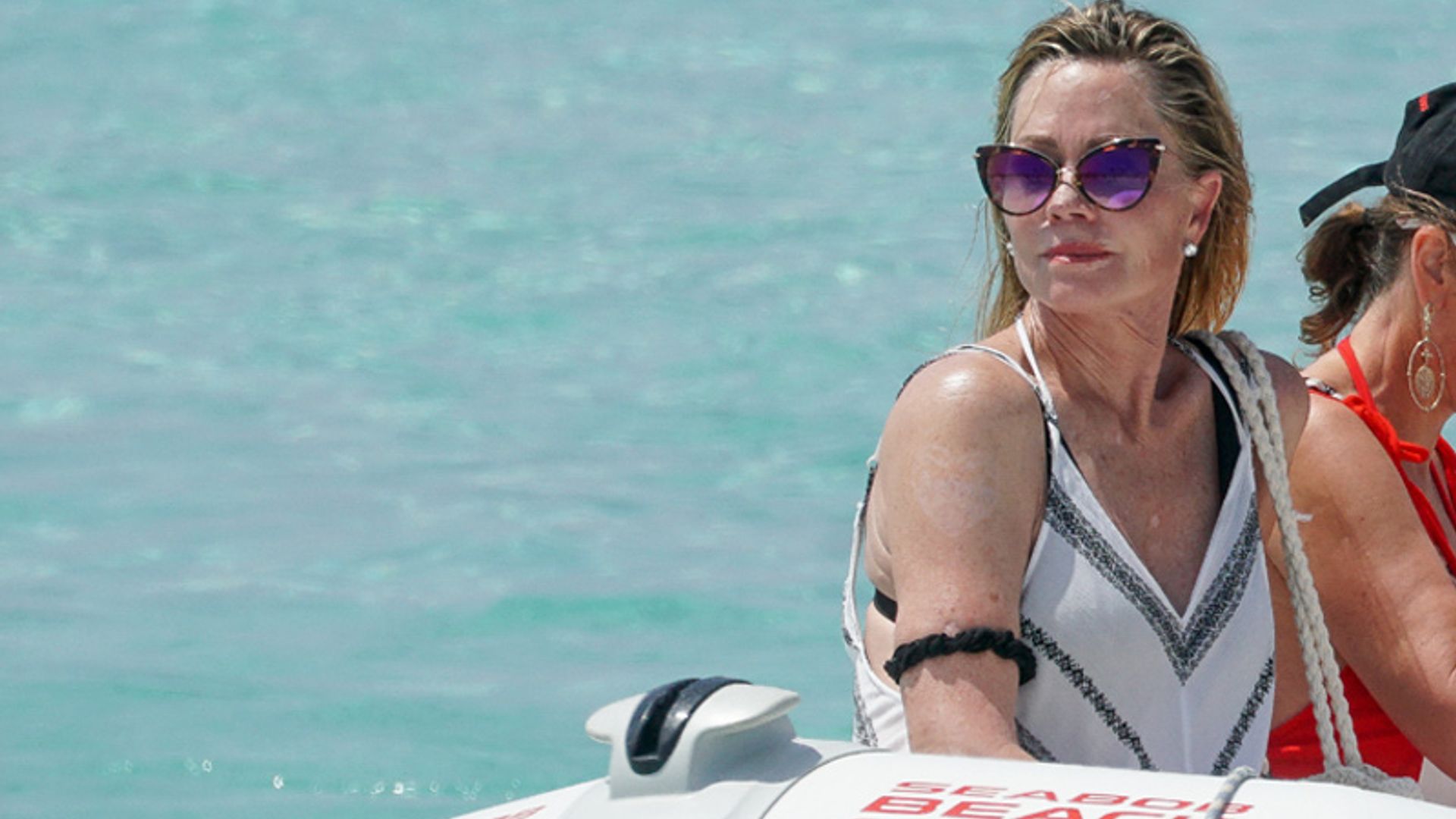 Playa, sol, paseos en barco y buena comida: las vacaciones de Melanie Griffith en Formentera