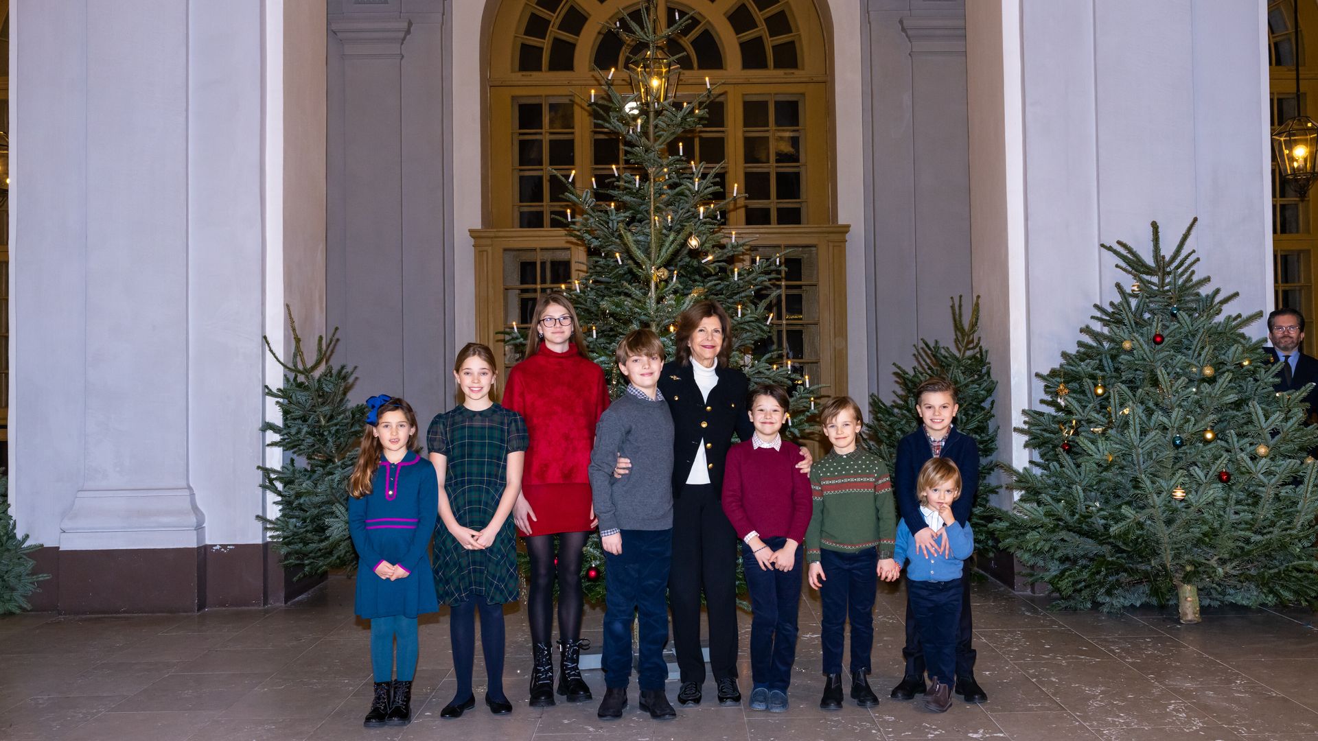 Las imágenes de Silvia de Suecia presumiendo de sus 8 nietos en el arranque de la Navidad