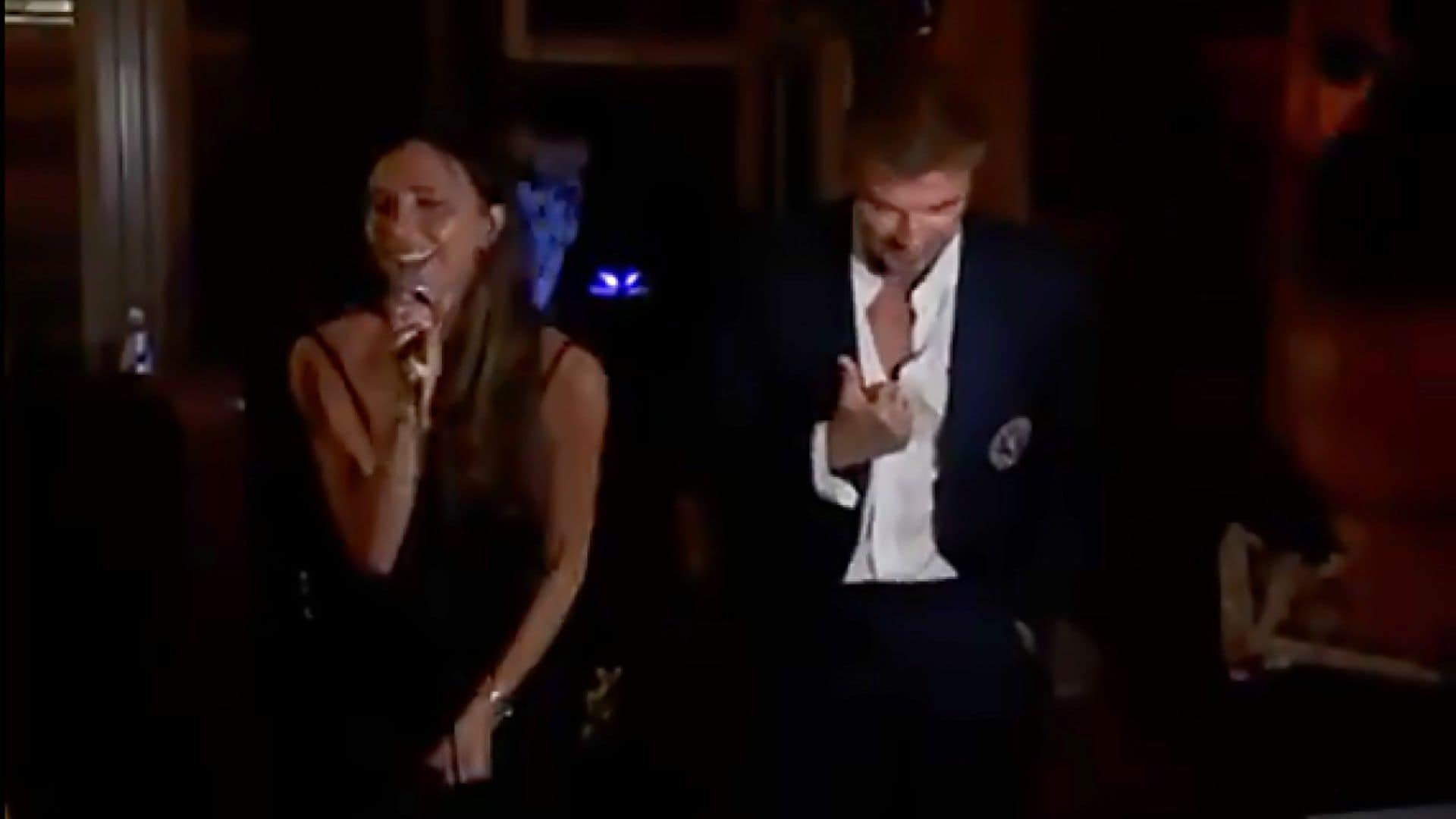 Victoria Beckham revoluciona a sus fans cantando un tema de las 'Spice Girls' en un karaoke