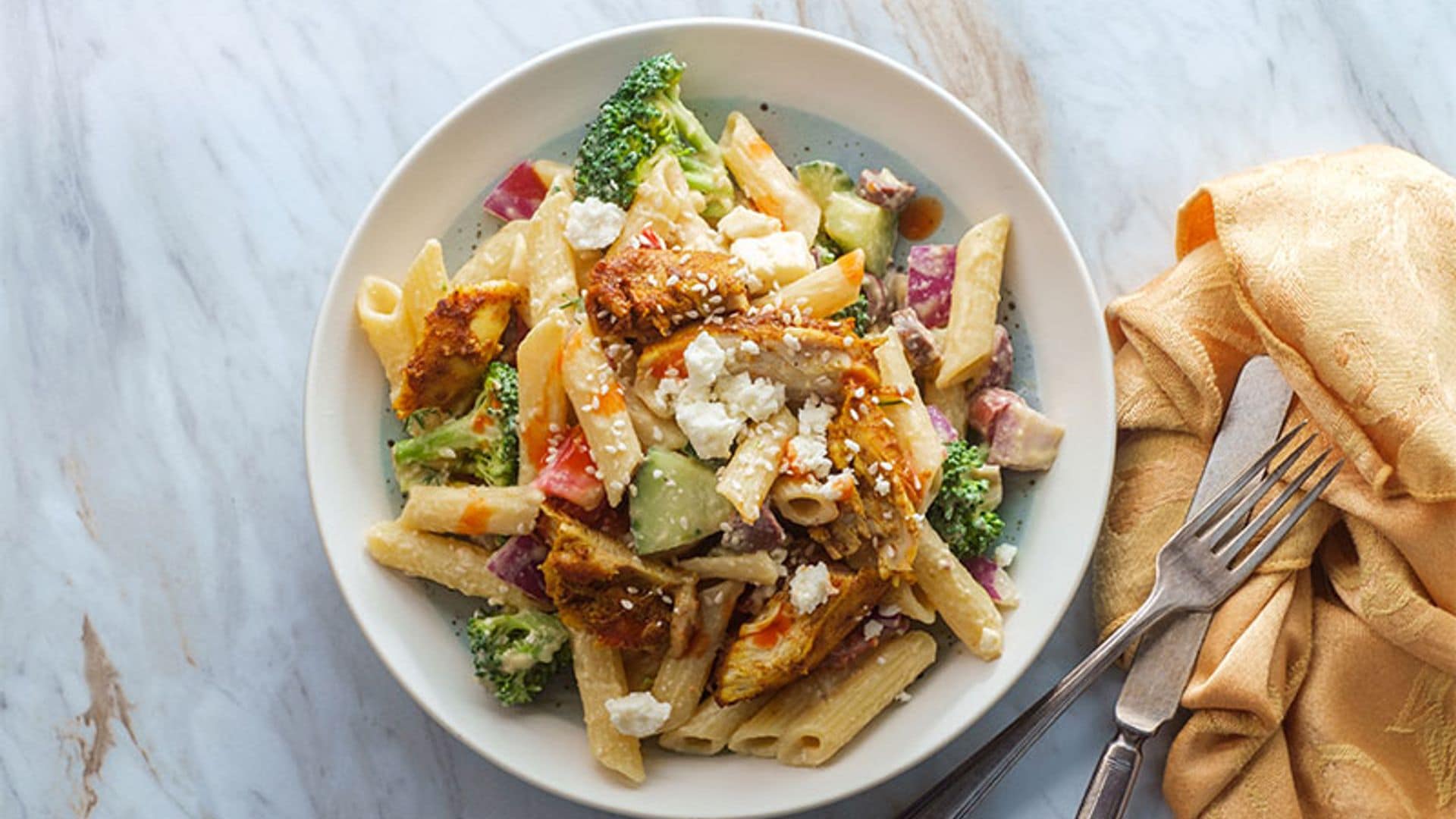 Ensalada de macarrones con pollo, brócoli y queso feta