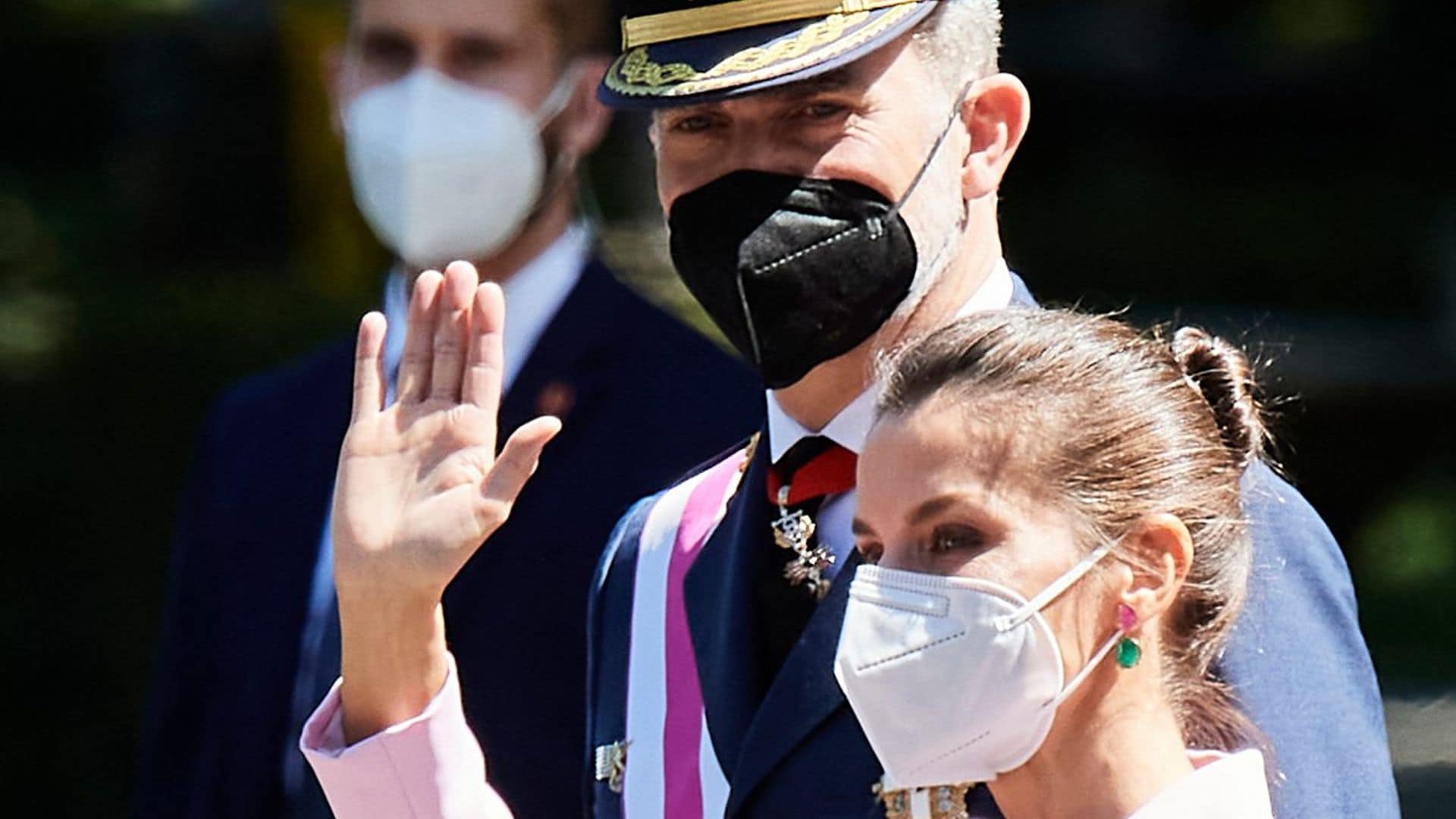 La Reina en otro giro radical de estilo: apuesta al rosa y a su nuevo peinado favorito en el día de las Fuerzas Armadas