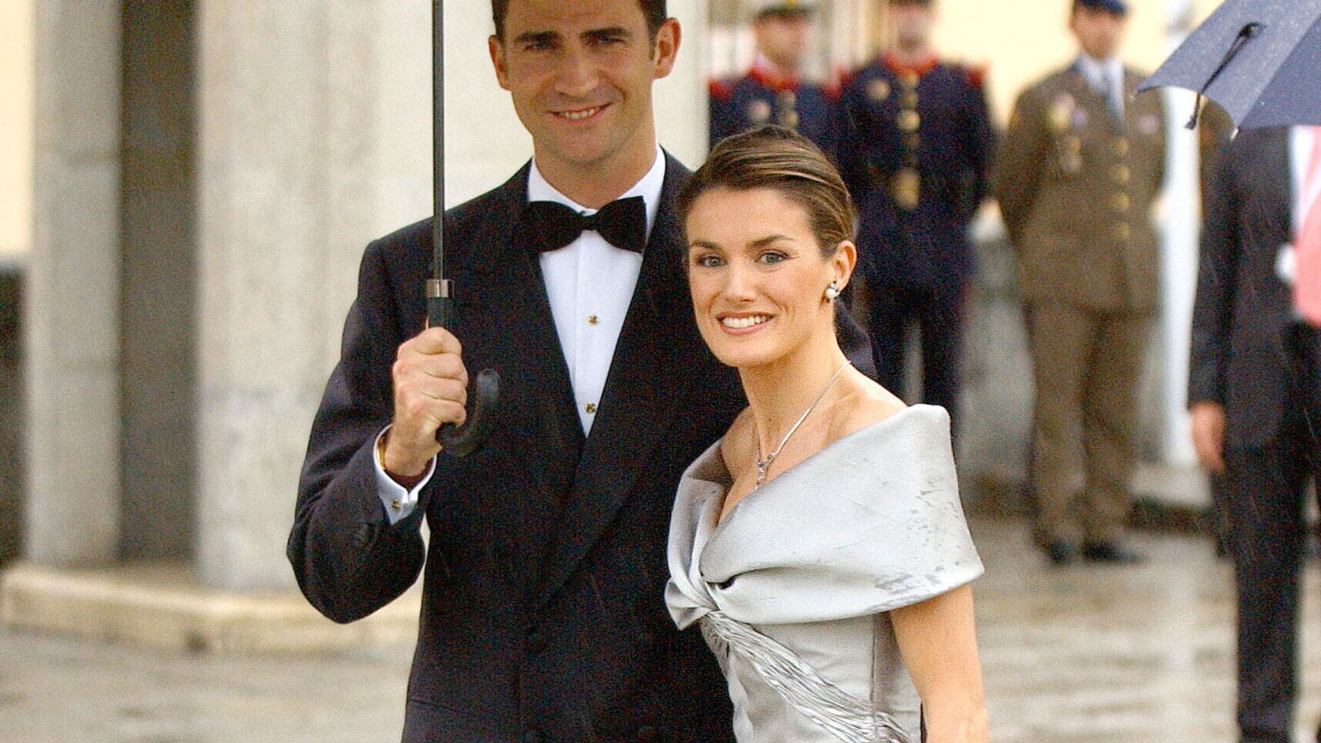 El vestido 'Cenicienta' de doña Letizia y otros looks vistos en su preboda hace 20 años