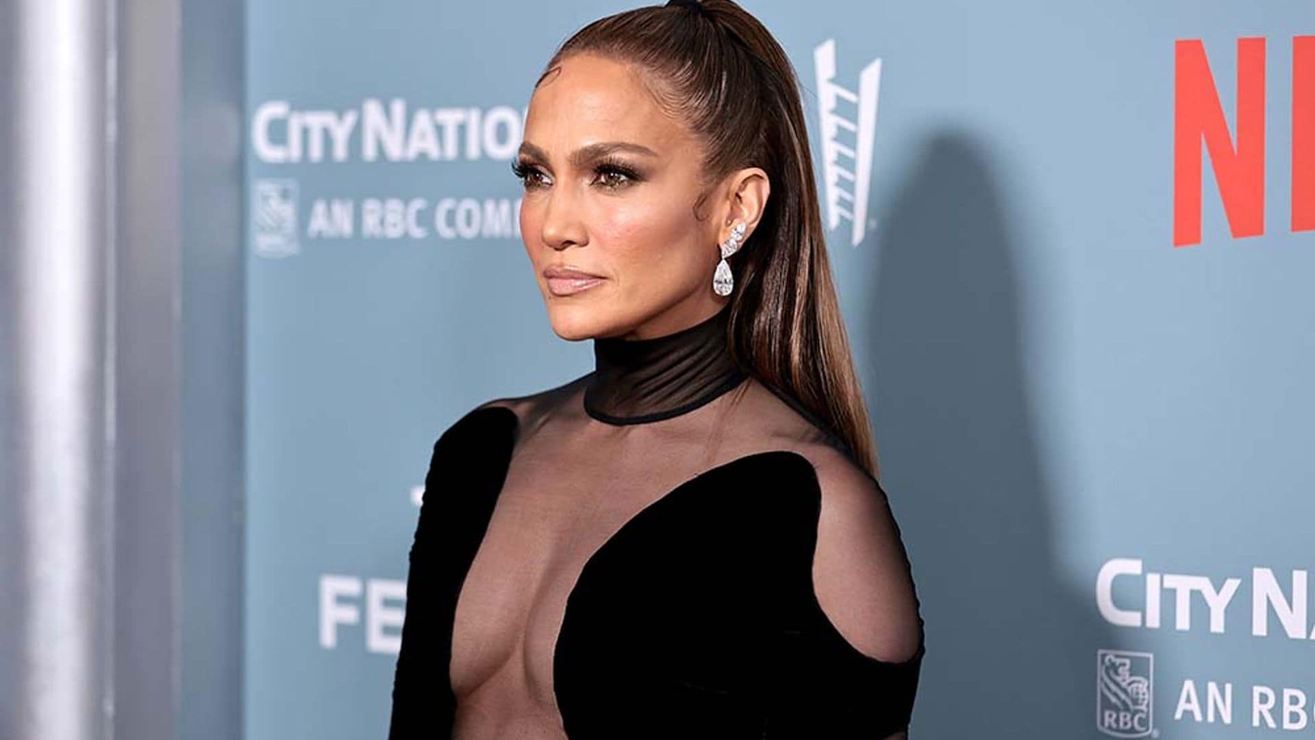 'Vestidazo' transparente VS traje sastre: Jennifer Lopez impacta con dos looks totalmente opuestos