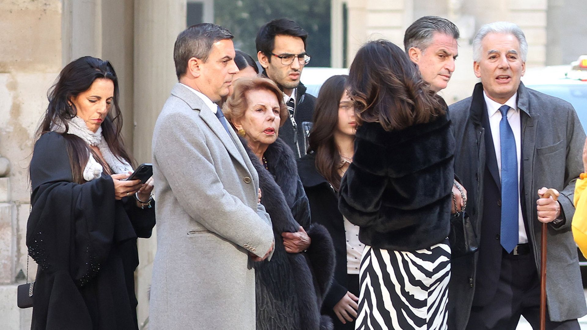 Mario Vargas Llosa, acompañado de su familia al convertirse en miembro de la Academia Francesa