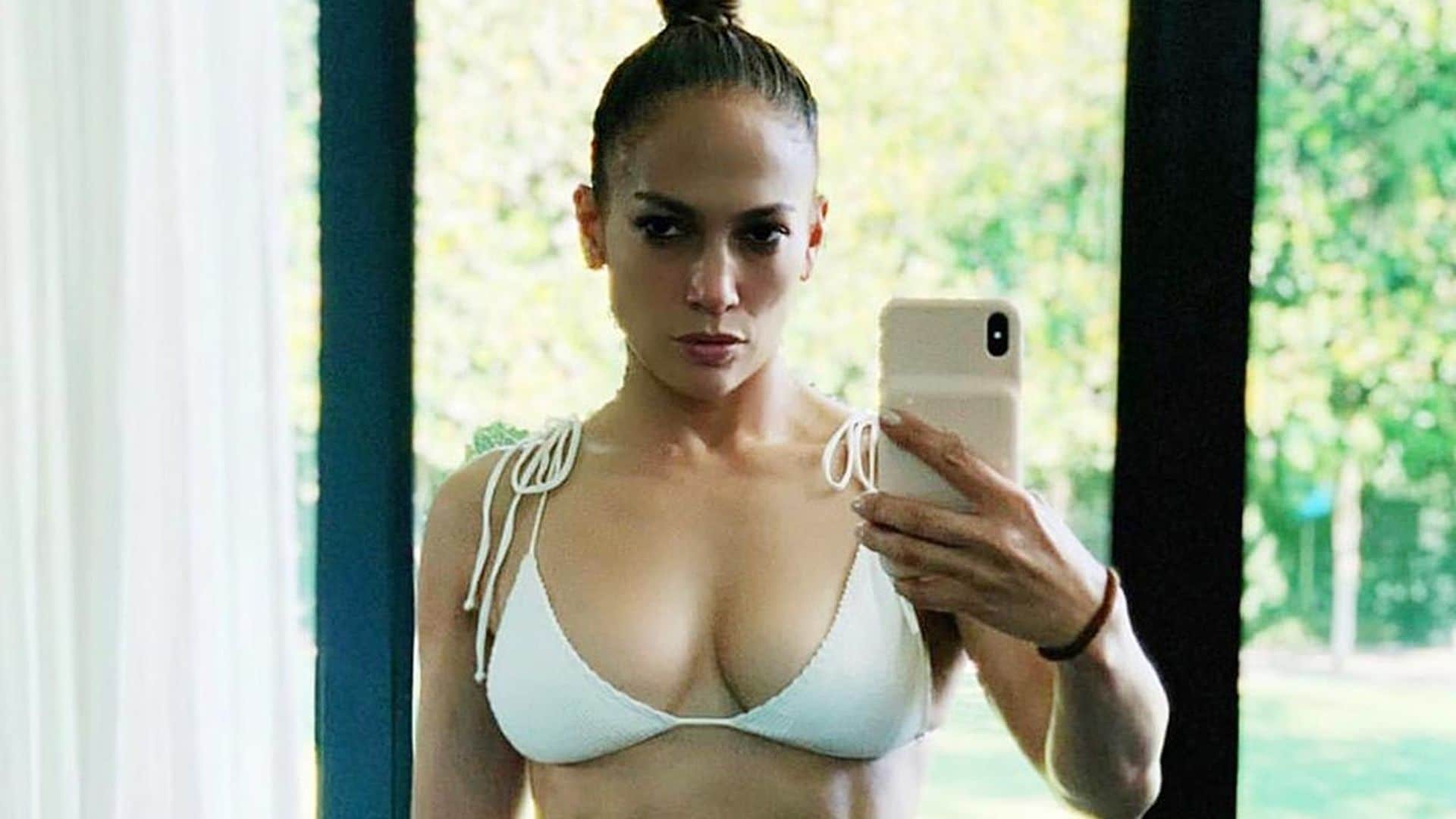 El impresionante posado de Jennifer López en bikini a sus 51 años