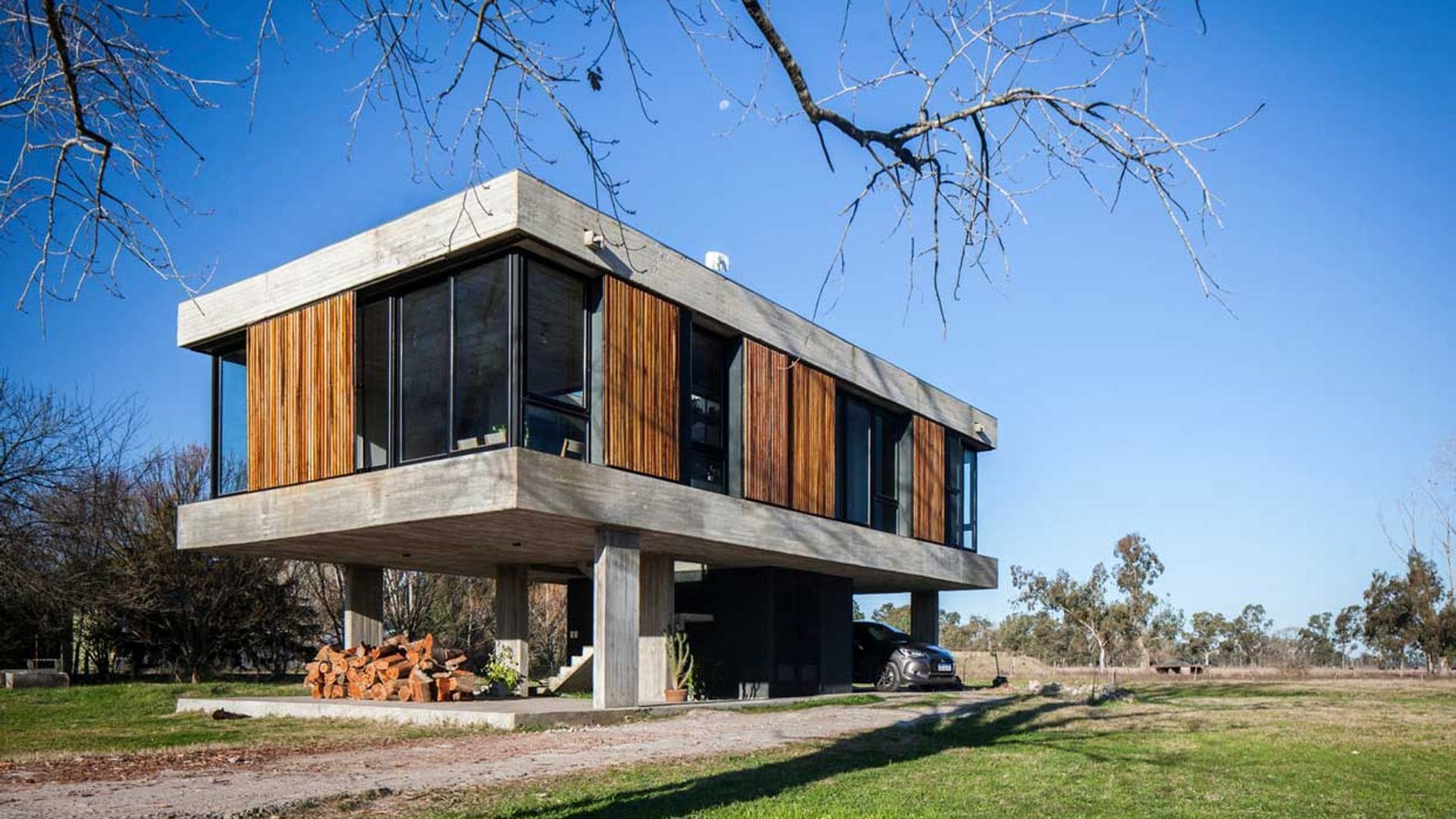 Una casa elevada sobre el paisaje