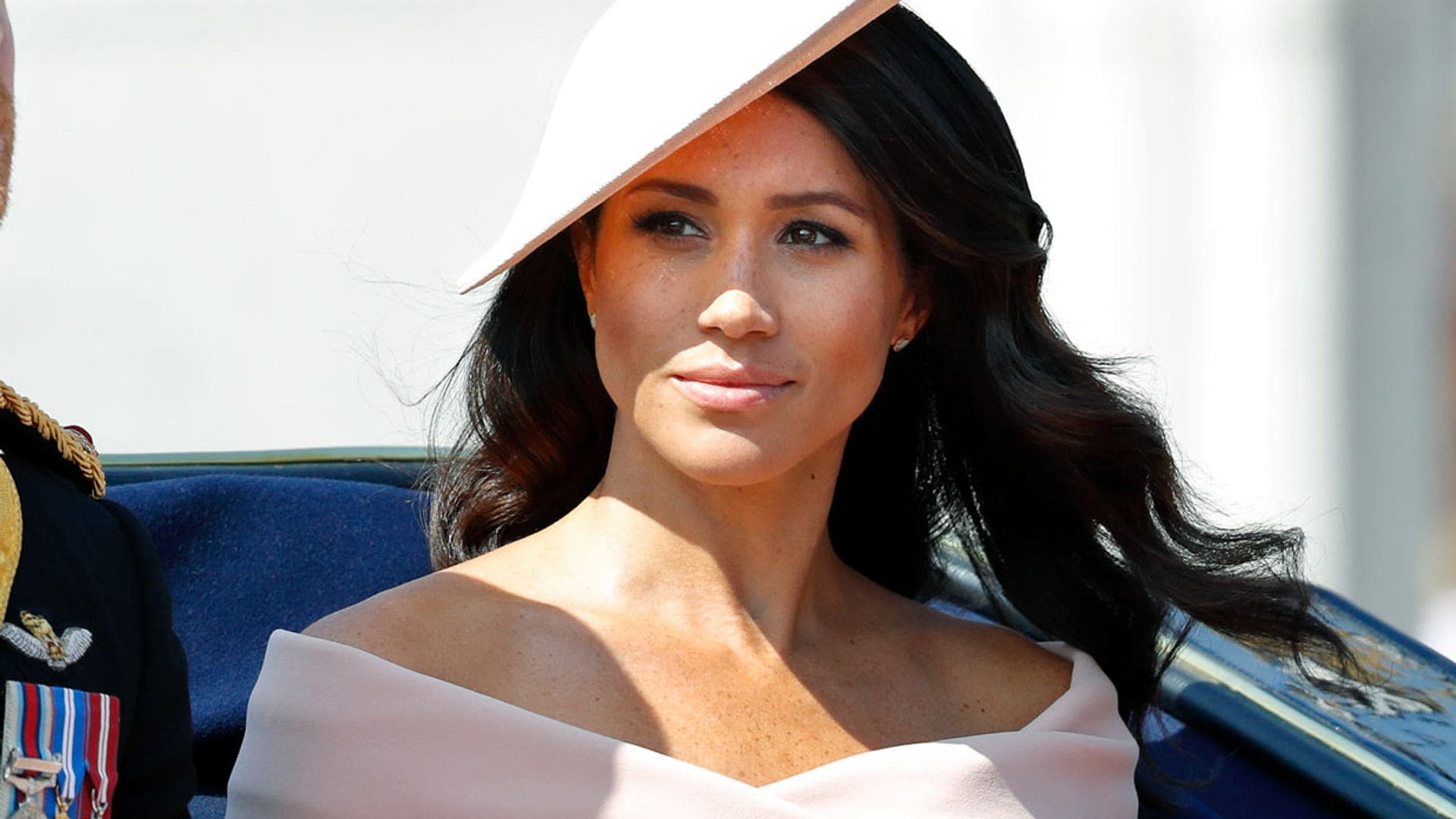 La última 'royal' en sumarse al 'escote Meghan' no es la que imaginas