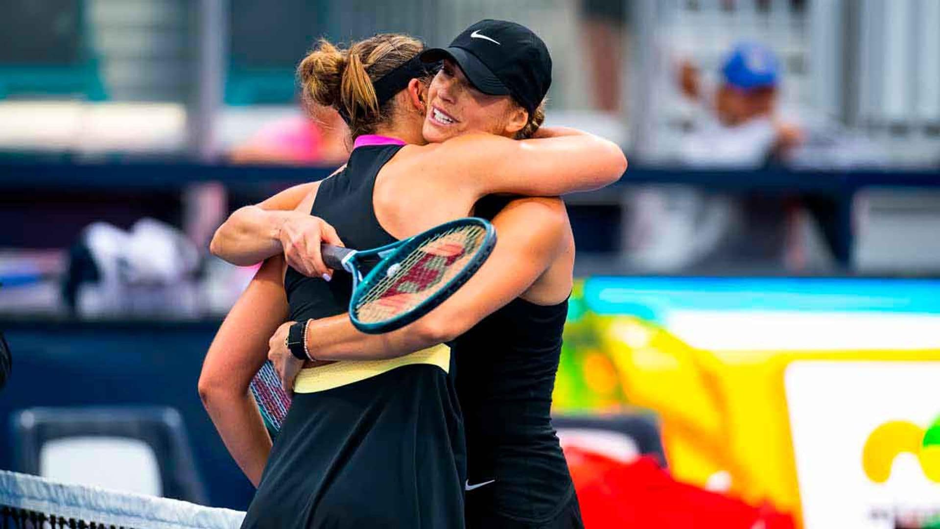 El emocionante abrazo entre Paula Badosa y Aryna Sabalenka tras la trágica muerte del exnovio de la bielorrusa