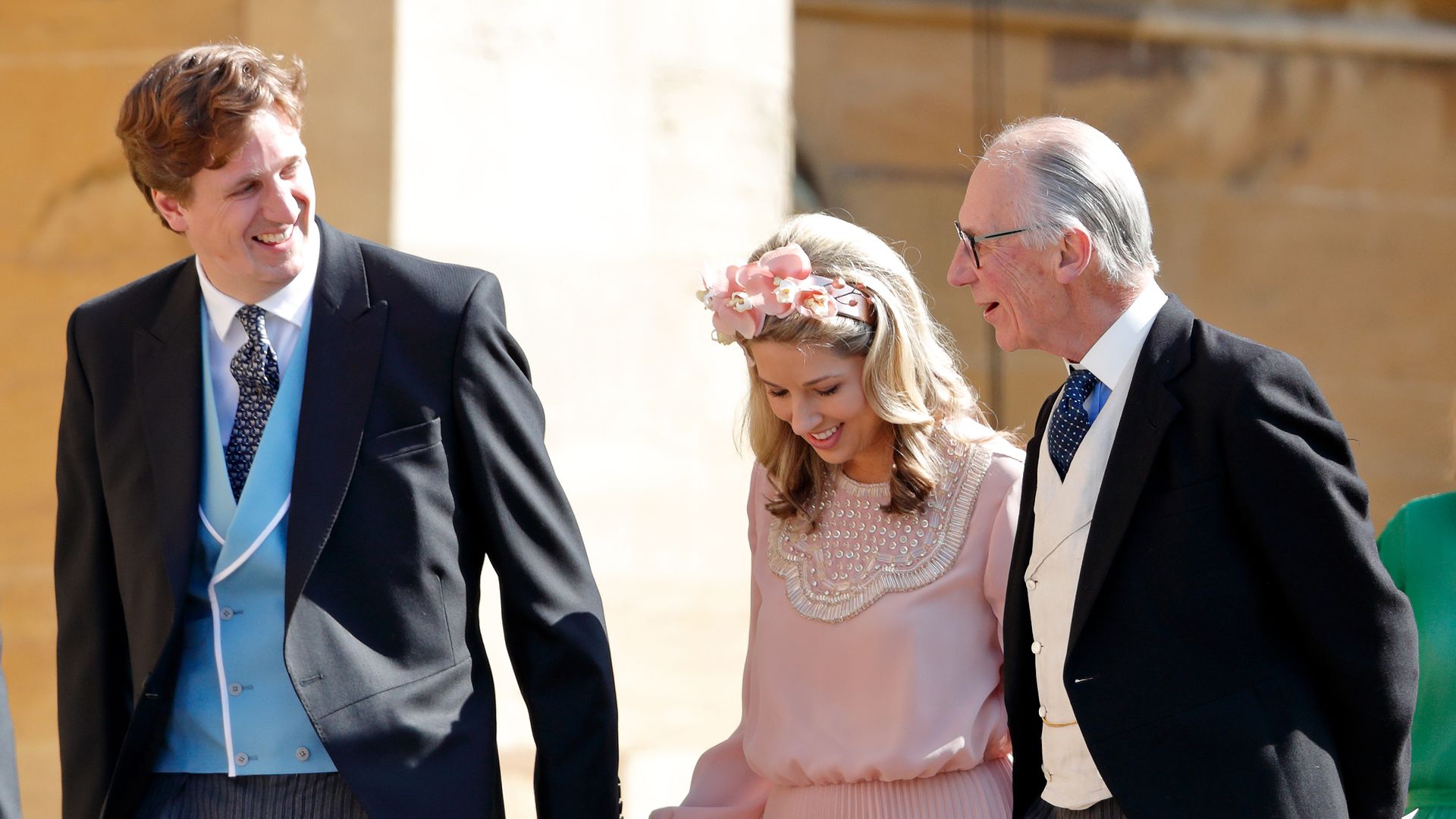 Robert Fellowes llegando con su hijo, Alexander Fellowes, a la boda de Harry y Meghan en el Castillo de Windsor en mayo de 2018