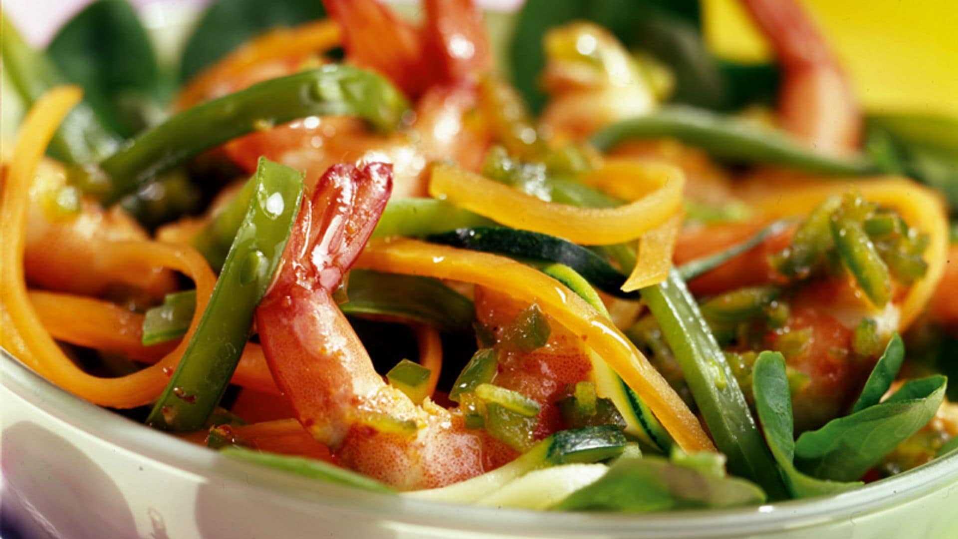 Ensalada crujiente de gambas y hortalizas