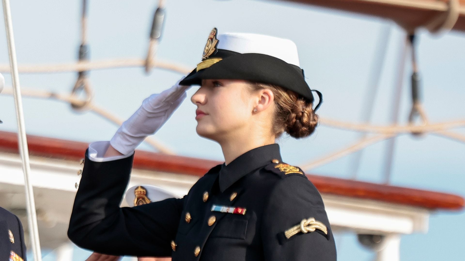 La princesa Leonor embarca en el buque Juan Sebastián Elcano antes de su partida del puerto de Cádiz