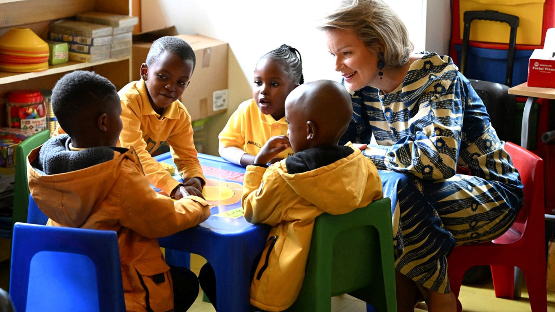 Matilde de Bélgica y su adorable visita a una guardería en Sudáfrica mientras su marido se sube al ¡monopatín!