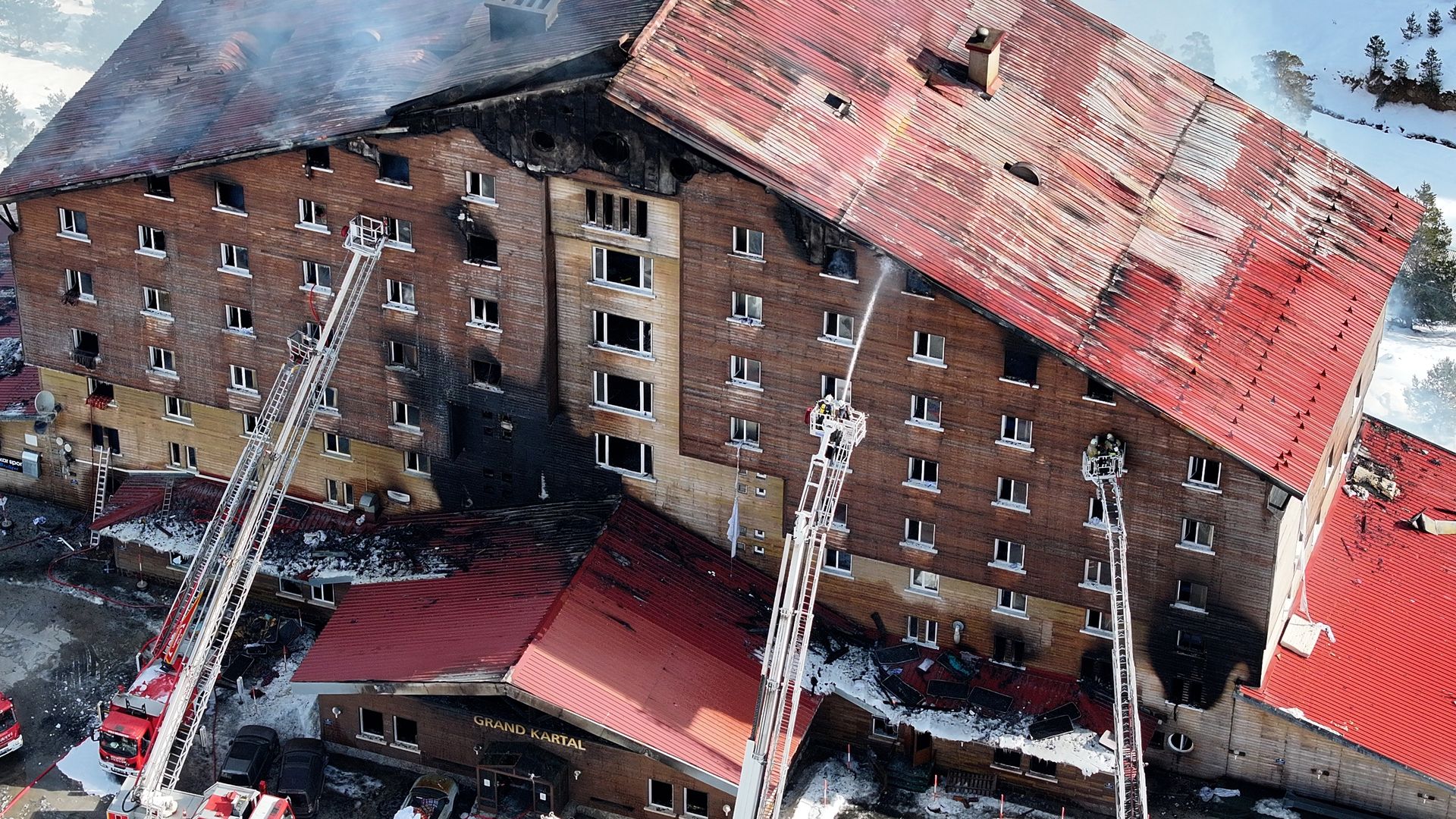 Nueve detenidos por el incendio en el hotel de esquí de Turquía en el que murieron 76 personas