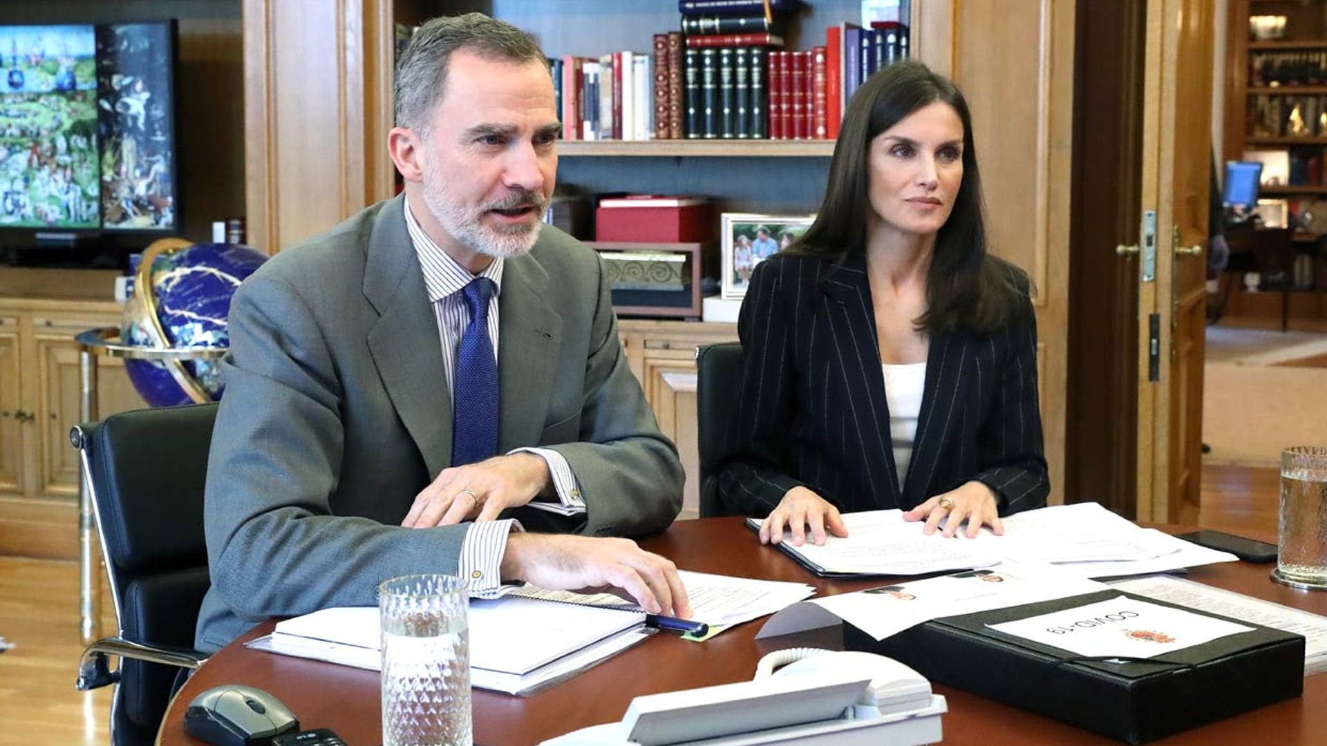 El truco que nunca falta en las videoconferencias de don Felipe y doña Letizia