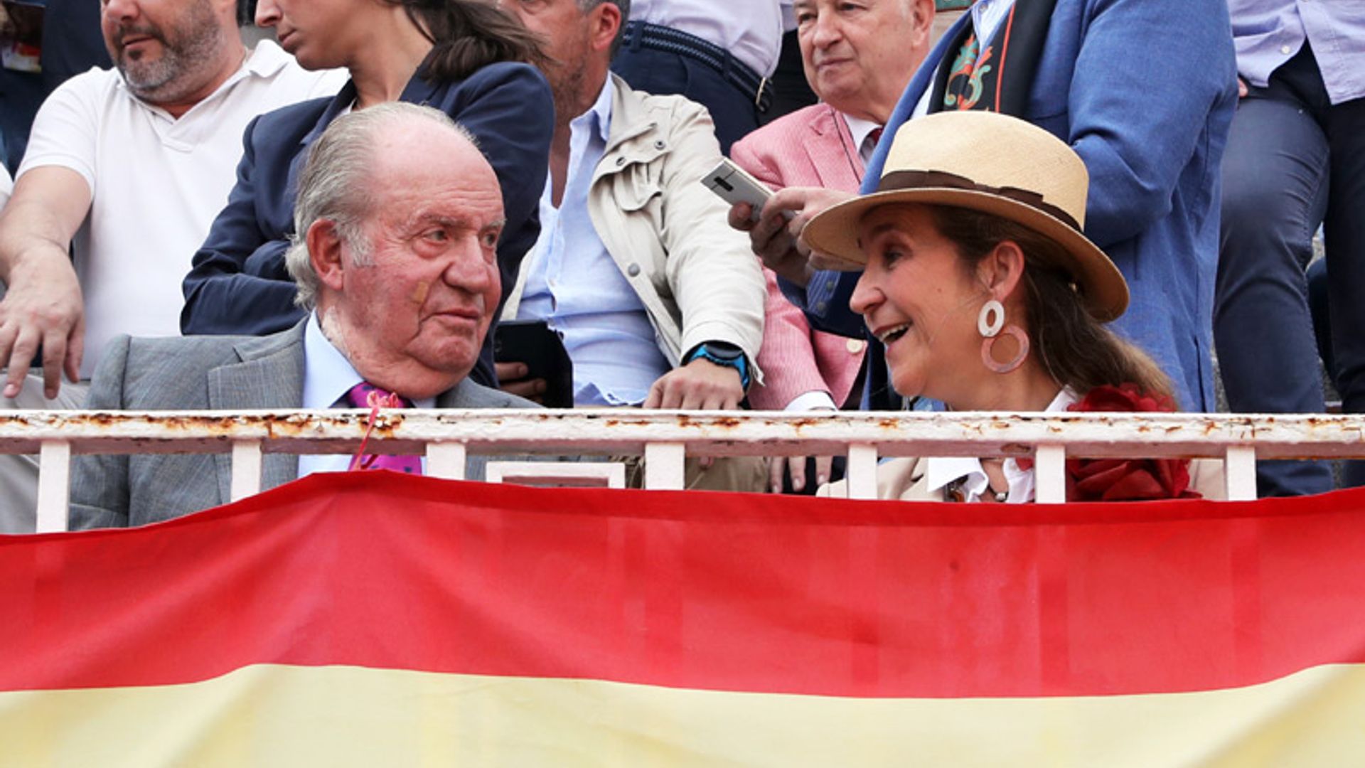 El motivo por el que don Juan Carlos ha vuelto a aparecer con apósitos en el rostro