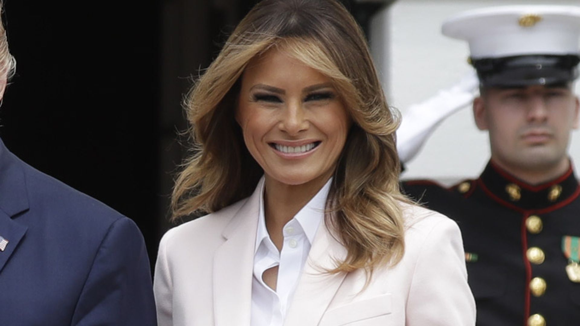 Un traje rosa y rebajado: la apuesta de Melania para su último duelo de estilo