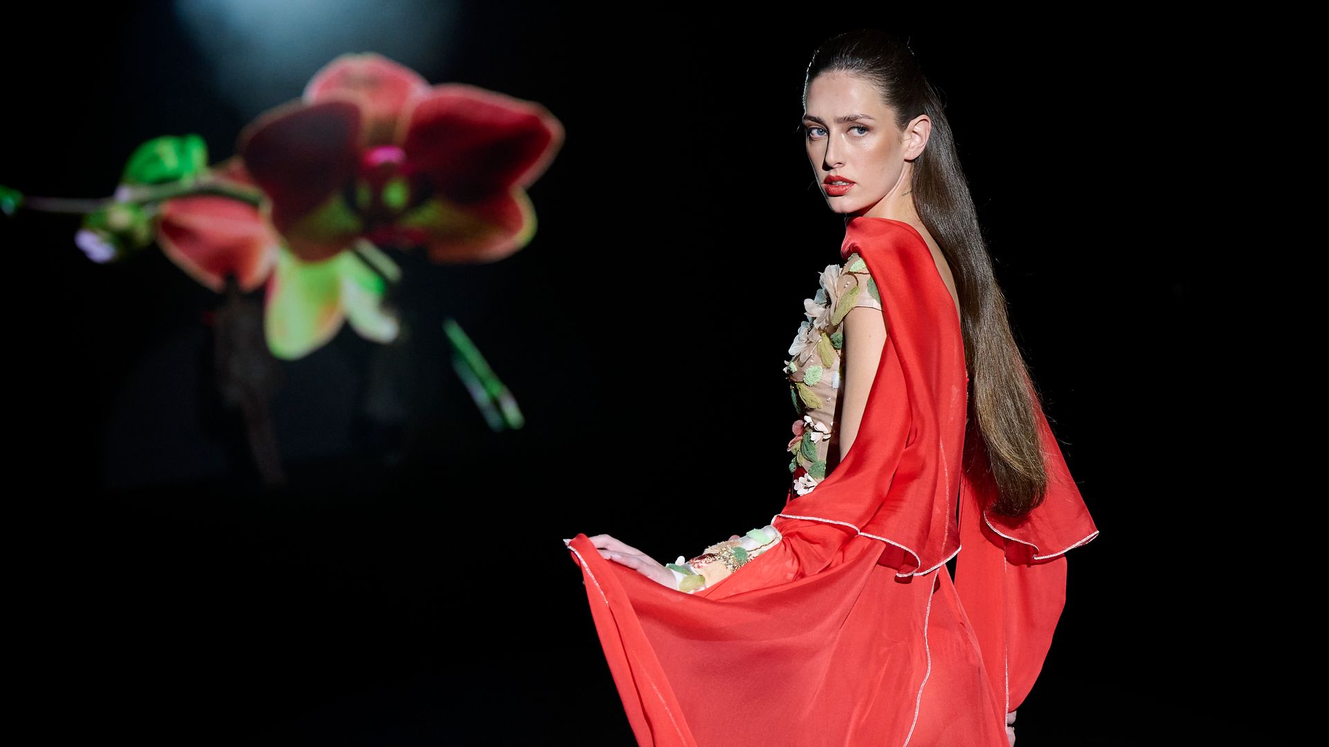 Hannibal Laguna deslumbra en la MBFWM con 'PETALSCAPE', una oda a la feminidad etérea