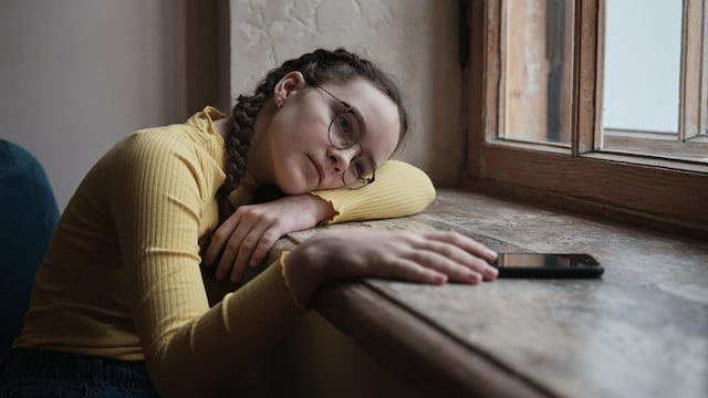 adolescente en la ventana